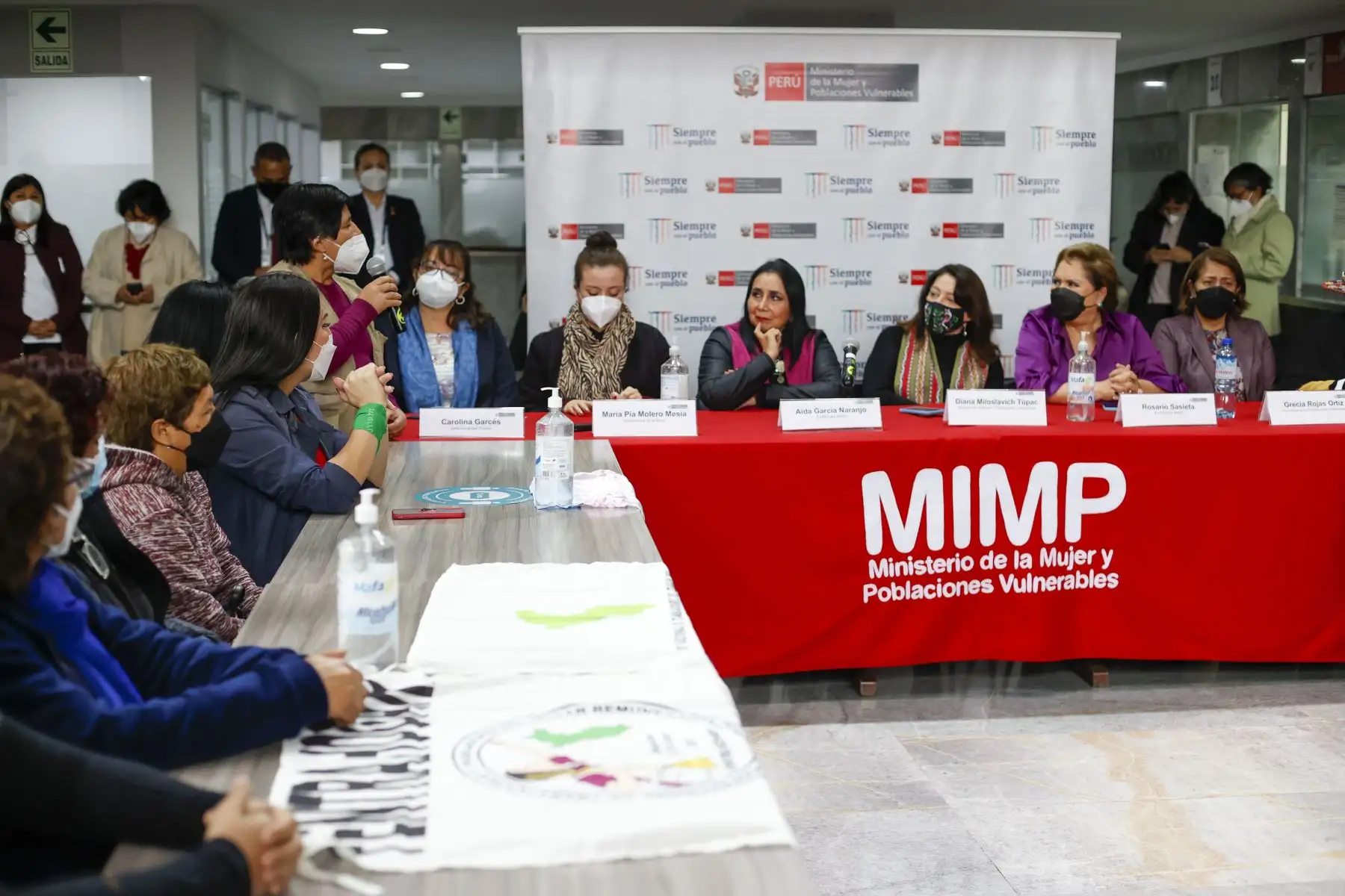 Conferencia de prensa del Ministerio de la Mujer y Poblaciones Vulnerables, liderada por la ministra Diana Miloslavic, junto a exministras, Aída García Naranjo y Rosario Sasieta Morales; Además también participaron autoridades del MIMP, lideresas y representantes de organizaciones de mujeres en rechazo al cambio de nombre propuesto por el Congreso de la República. Foto: ANDINA/Carla Patiño