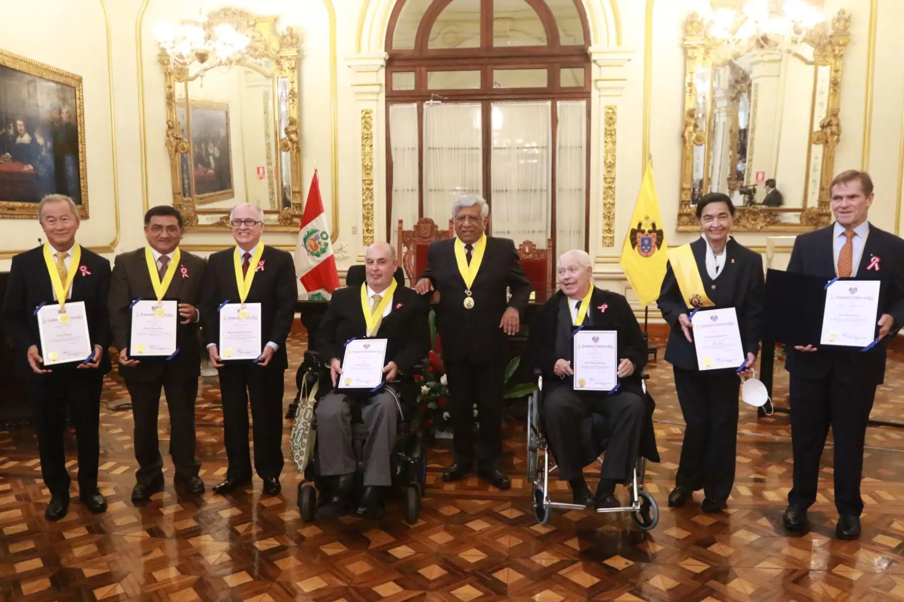 Durante la sesión solemne se hizo entrega de la Medalla de Lima al arquitecto Javier Velarde Aspíllaga; al músico César Ychikawa Ychikawa; a los rectores de la Universidad Nacional de Ingeniería y de la Universidad Nacional Agraria, Pablo Alfonso Chau Nava y Américo Guevara Pérez; respectivamente; al director de la ONG Sociedad y Discapacidad, José Ísola de Lavalle, y al empresario Carlos Neuhaus Tudela.
Foto: ANDINA/Héctor Vinces