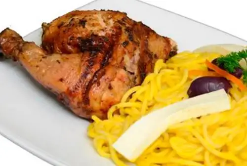 Si ya el spaghetti a la huancaína significó una revolución por la combinación perfecta de este tipo de fideo a base de trigo con la adictiva salsa de la papa a la huancaína, imagínese ahora sumarle una jugosa presa de pollo a la brasa (pierna o pecho) que hacen delirar hasta al más conservador de los comensales.