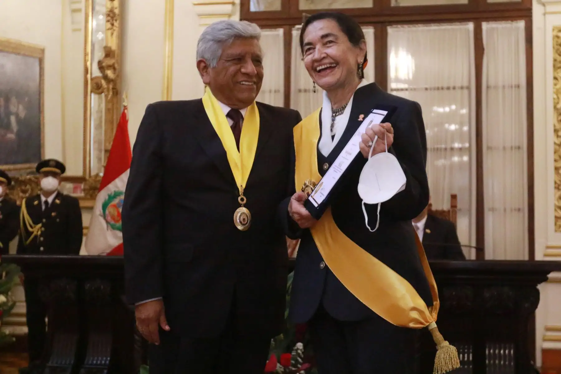 El alcalde de Lima, Arq. Miguel Romero Sotelo, dio inicio a las celebraciones patrias al cumplirse 201 años de la independencia del Perú recordando la firma del Acta de la Declaración de la Independencia por el Cabildo Abierto de Lima. En la imagen, junto a la arqueóloga Ruth Shady.
Foto: ANDINA/Héctor Vinces