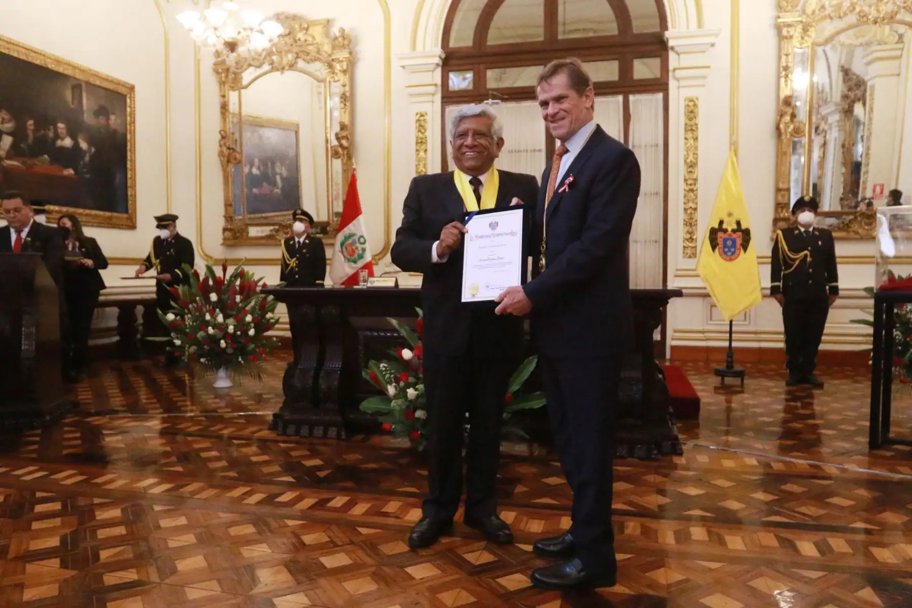 El alcalde de Lima, Arq. Miguel Romero Sotelo, dio inicio a las celebraciones patrias al cumplirse 201 años de la independencia del Perú recordando la firma del Acta de la Declaración de la Independencia por el Cabildo Abierto de Lima. En la imagen Carlos Neuhaus.
Foto: ANDINA/Héctor Vinces