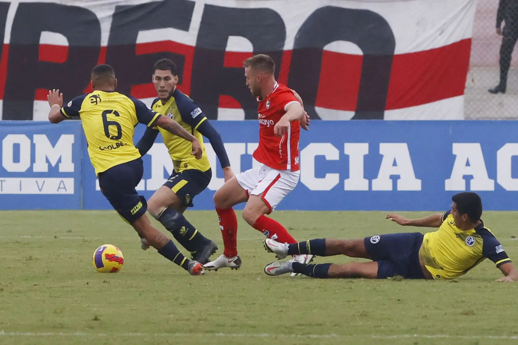 Kevin Peña, jugador de Municipal disputa el balón ante  el jugador de Cienciano por la segunda fecha del Torneo Clausura Liga 1 en el Estadio Iván Elías Moreno de Villa el Salvador.
 Foto: ANDINA/ Melina Mejía