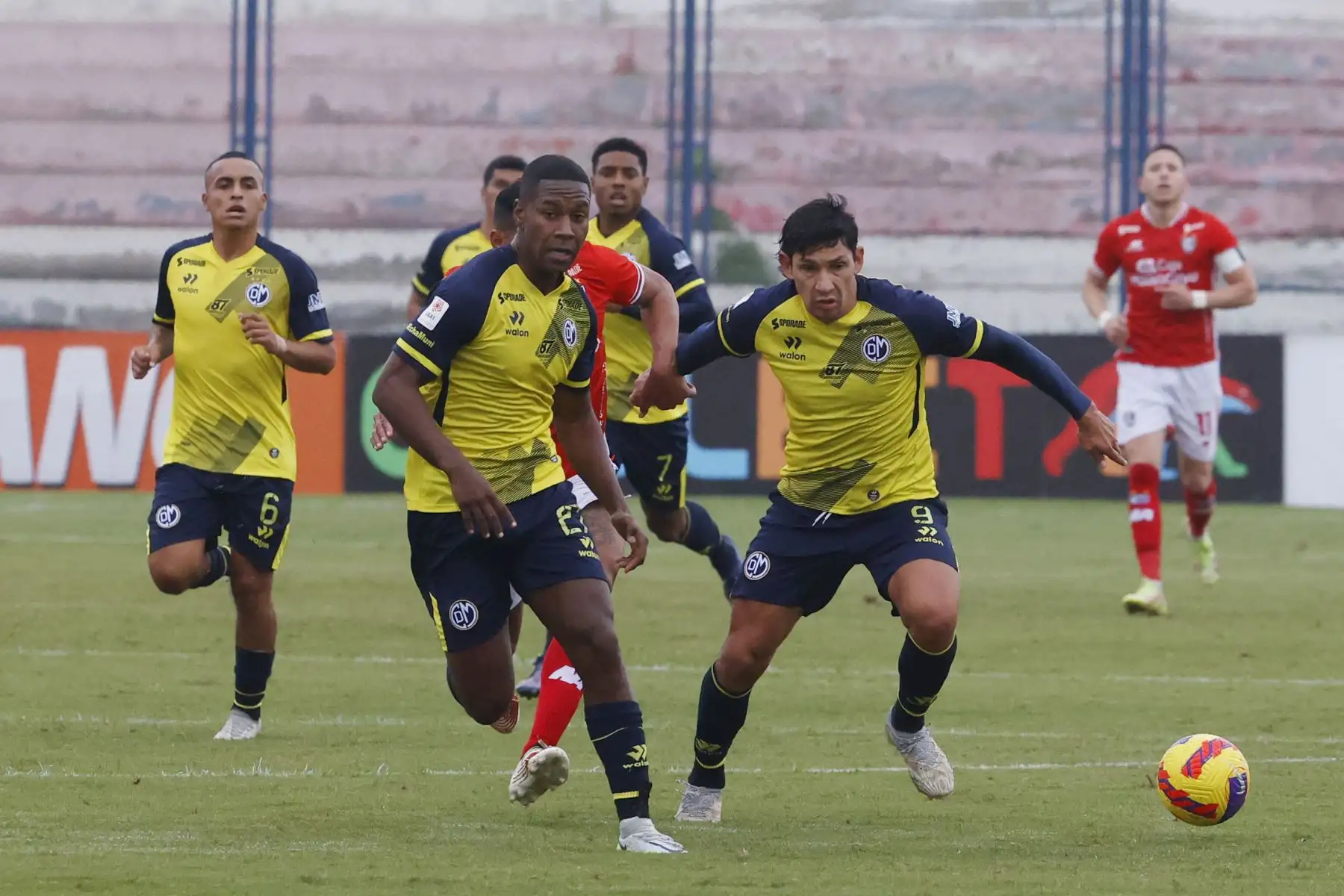 Roberto Ovelar, jugador de Municipal disputa el balón ante  el jugador de Cienciano por la segunda fecha del Torneo Clausura Liga 1 en el Estadio Iván Elías Moreno de Villa el Salvador.
 Foto: ANDINA/ Melina Mejía