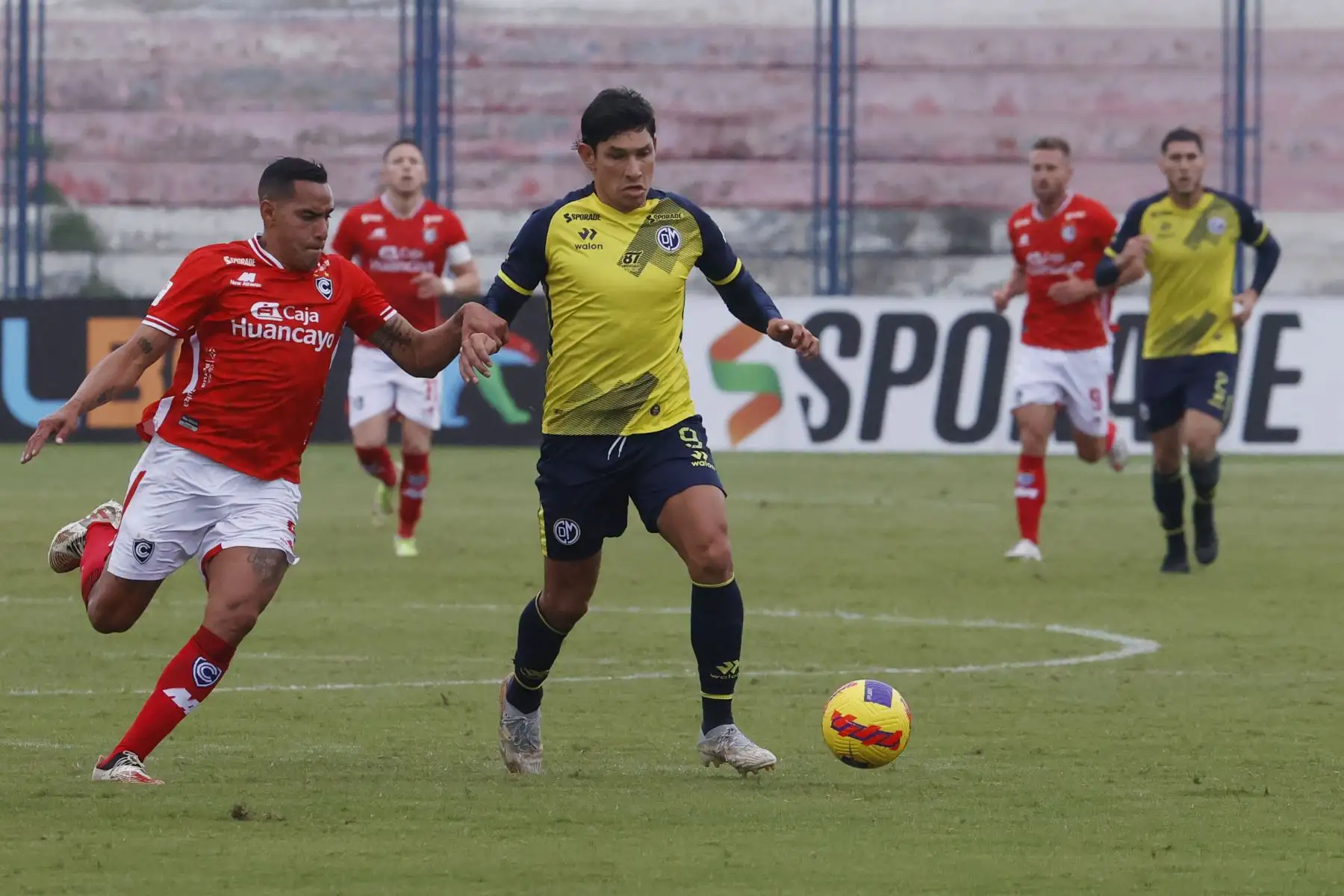 Roberto Ovelar, jugador de Municipal disputa el balón ante  el jugador de Cienciano por la segunda fecha del Torneo Clausura Liga 1 en el Estadio Iván Elías Moreno de Villa el Salvador.
 Foto: ANDINA/ Melina Mejía