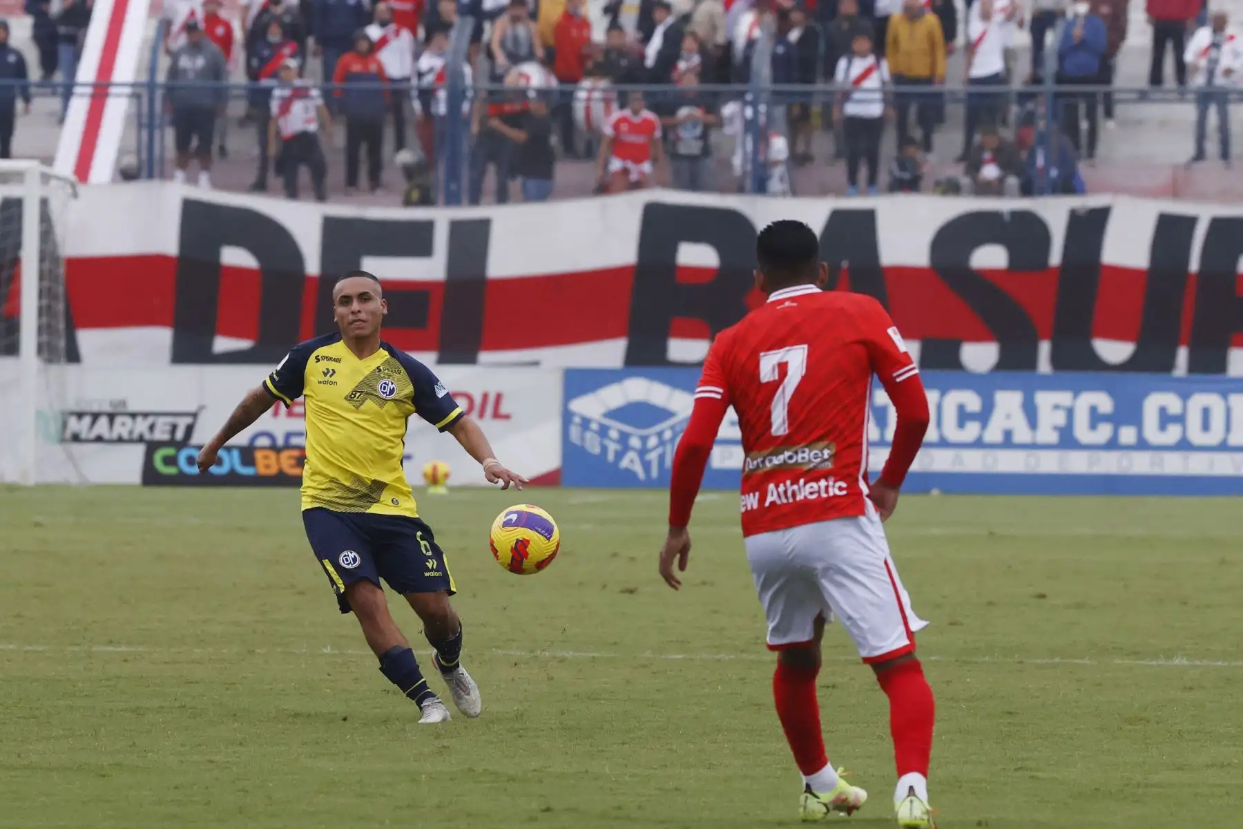 Kevin Peña, jugador de Municipal disputa el balón ante  el jugador de Cienciano por la segunda fecha del Torneo Clausura Liga 1 en el Estadio Iván Elías Moreno de Villa el Salvador.
 Foto: ANDINA/ Melina Mejía