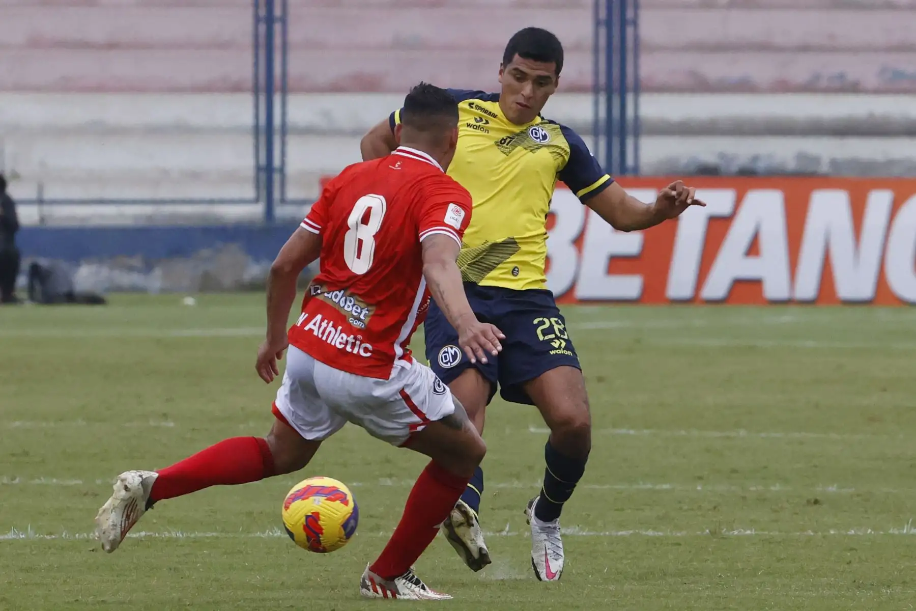 Emanuel Ibañez, jugador de Cienciano disputa el balón ante  el jugador de Municipal  por la segunda fecha del Torneo Clausura Liga 1 en el Estadio Iván Elías Moreno de Villa el Salvador.
 Foto: ANDINA/ Melina Mejía