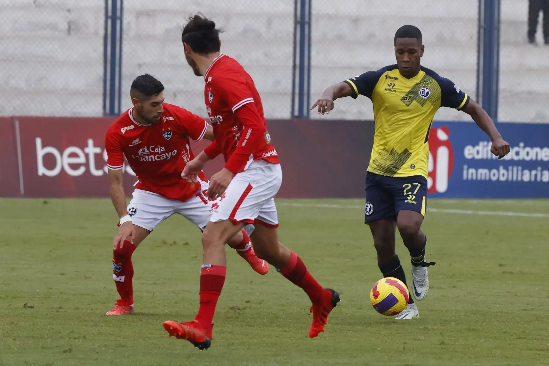 Adrián Ascues, jugador de Municipal disputa el balón ante  el jugador de Cienciano por la segunda fecha del Torneo Clausura Liga 1 en el Estadio Iván Elías Moreno de Villa el Salvador.
 Foto: ANDINA/ Melina Mejía
