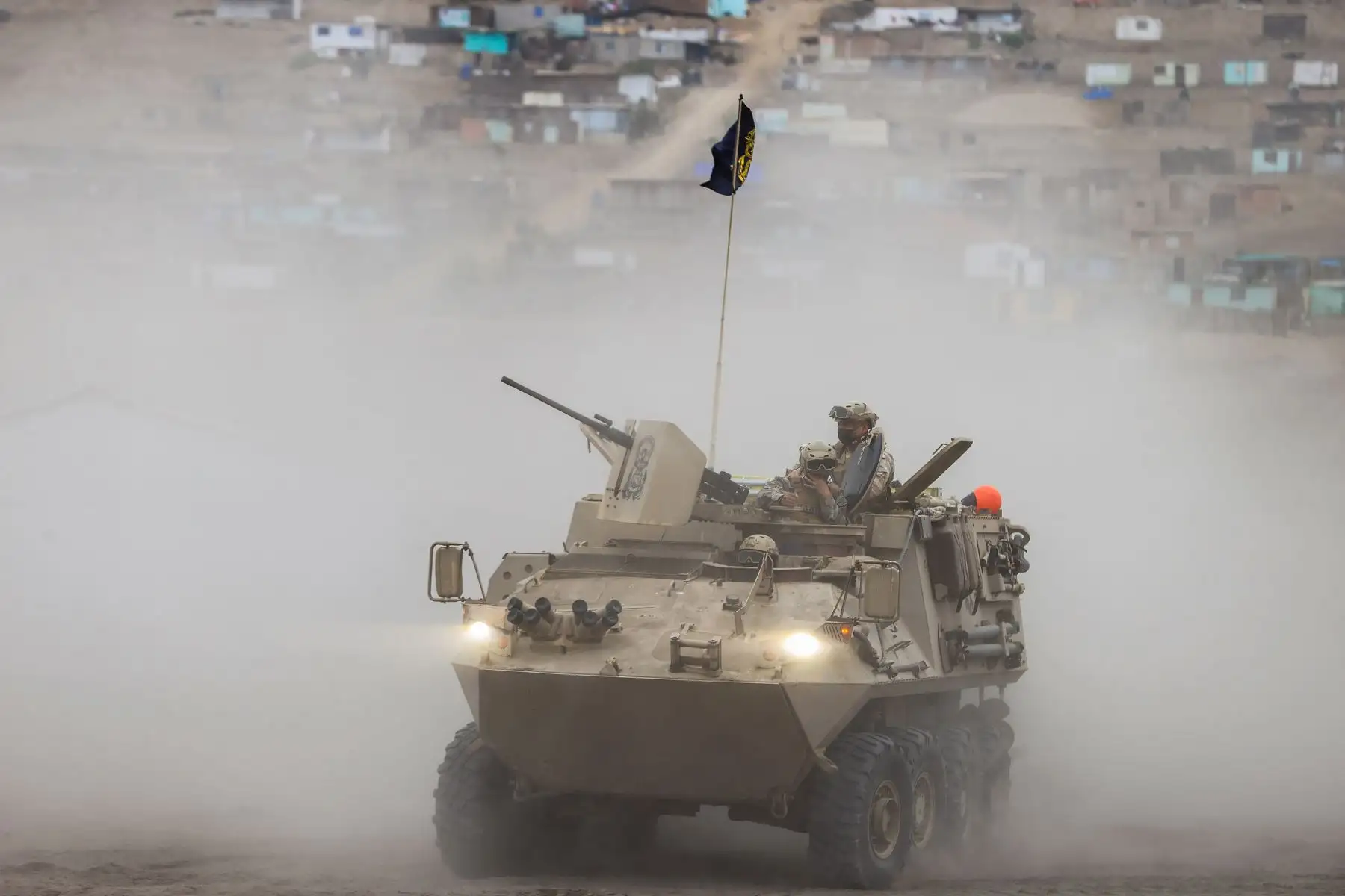 Mediante estos ejercicios la Fuerza de Infantería de la Marina demostró su capacidad para proyectar el poder Naval con el que cuenta hacia tierra, prestos para servir ante cualquier situación en beneficios de toda la población a nivel nacional.
Foto: ANDINA/Andrés Valle