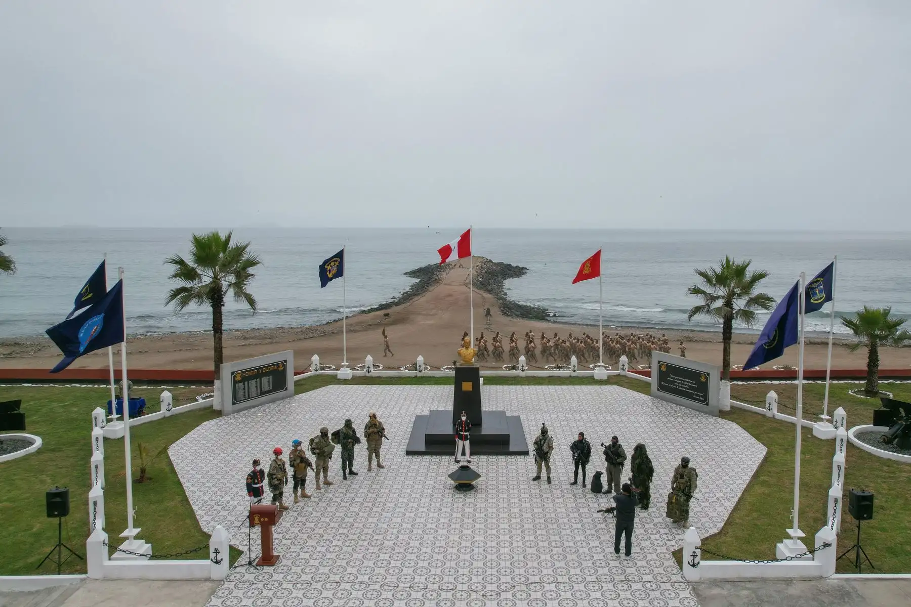 Mediante estos ejercicios la Fuerza de Infantería de la Marina demostró su capacidad para proyectar el poder Naval con el que cuenta hacia tierra, prestos para servir ante cualquier situación en beneficios de toda la población a nivel nacional.
Foto: ANDINA/Andrés Valle