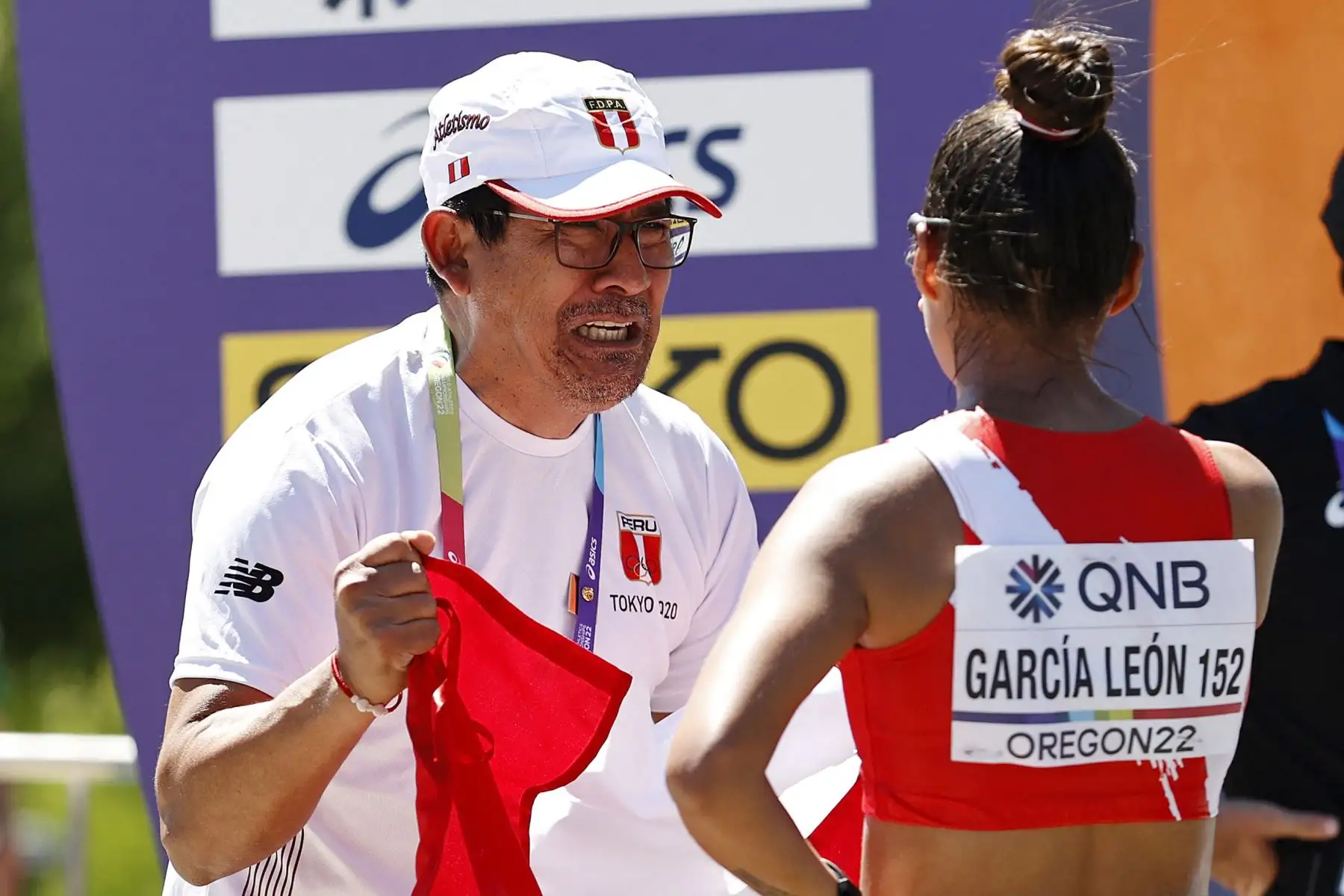 Kimberly García León del equipo Perú celebra con un entrenador después de ganar el oro en la final de caminata de 20 kilómetros de mujeres con un miembro de su equipo el primer día del Campeonato Mundial de Atletismo Oregon en Hayward.
Foto: AFP
