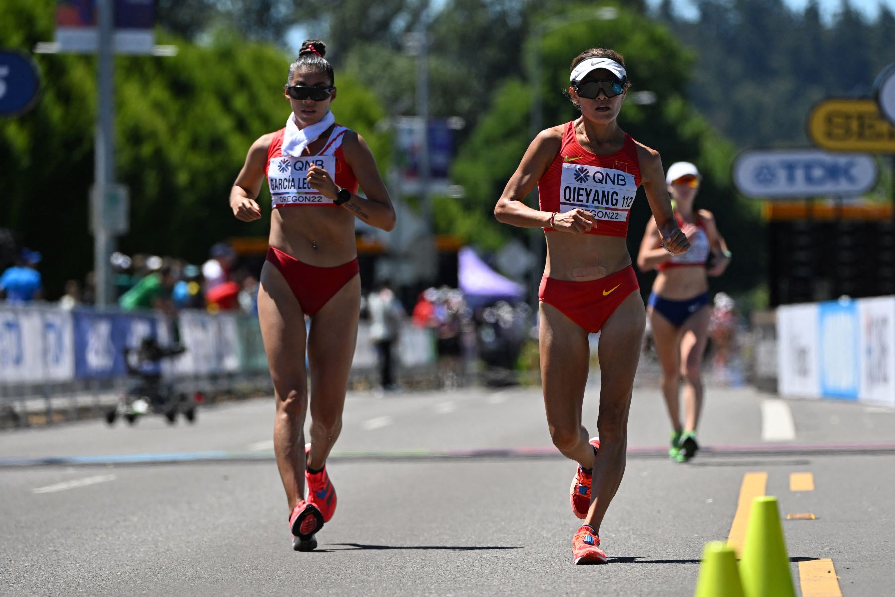 La peruana Kimberly García León  y la china Qieyang Shijie compiten en la final de carrera de 20 km de mujeres durante el Campeonato Mundial de Atletismo en Eugene, Oregón.
Foto: AFP