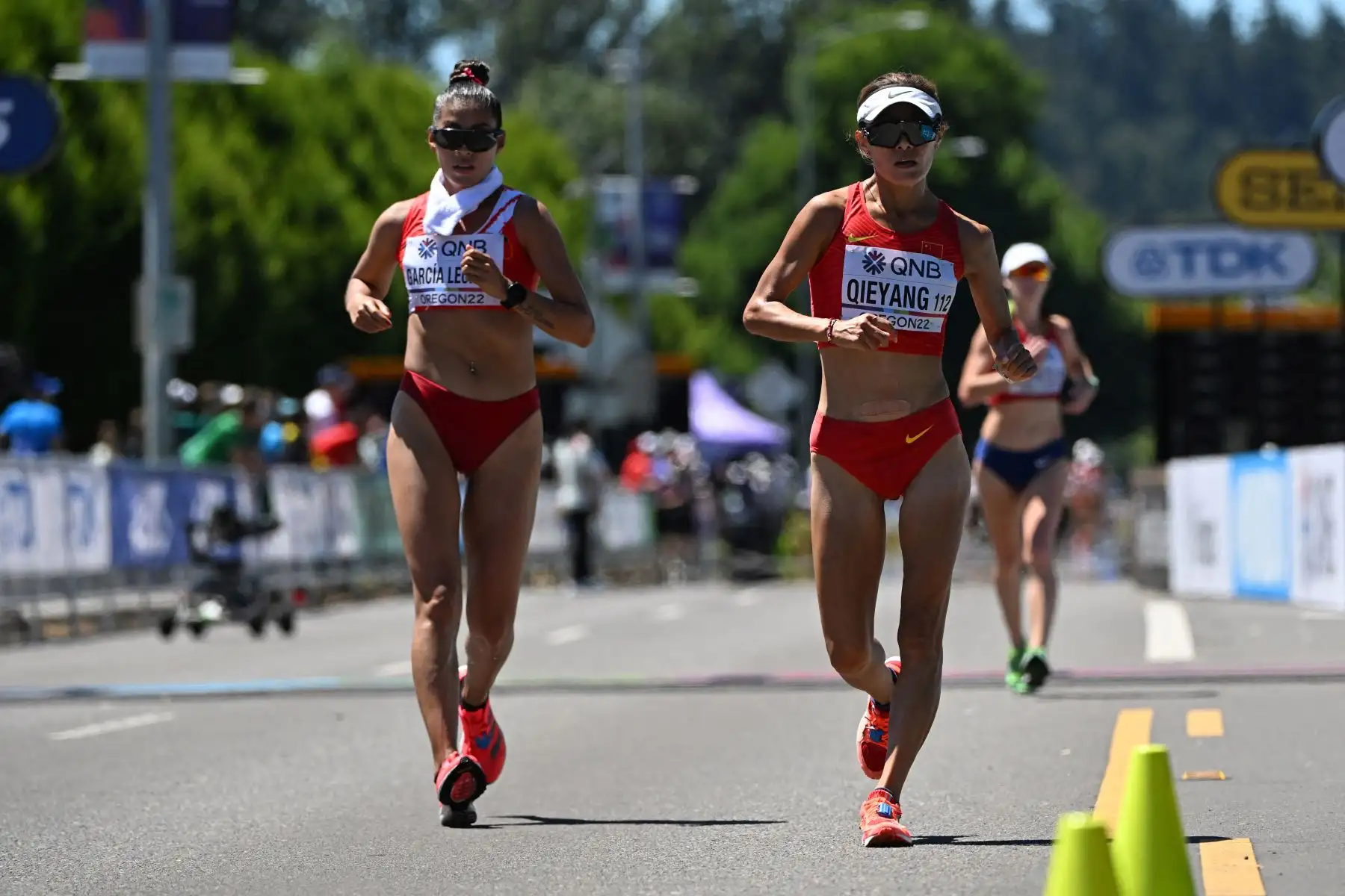 La peruana Kimberly García León  y la china Qieyang Shijie compiten en la final de carrera de 20 km de mujeres durante el Campeonato Mundial de Atletismo en Eugene, Oregón.
Foto: AFP