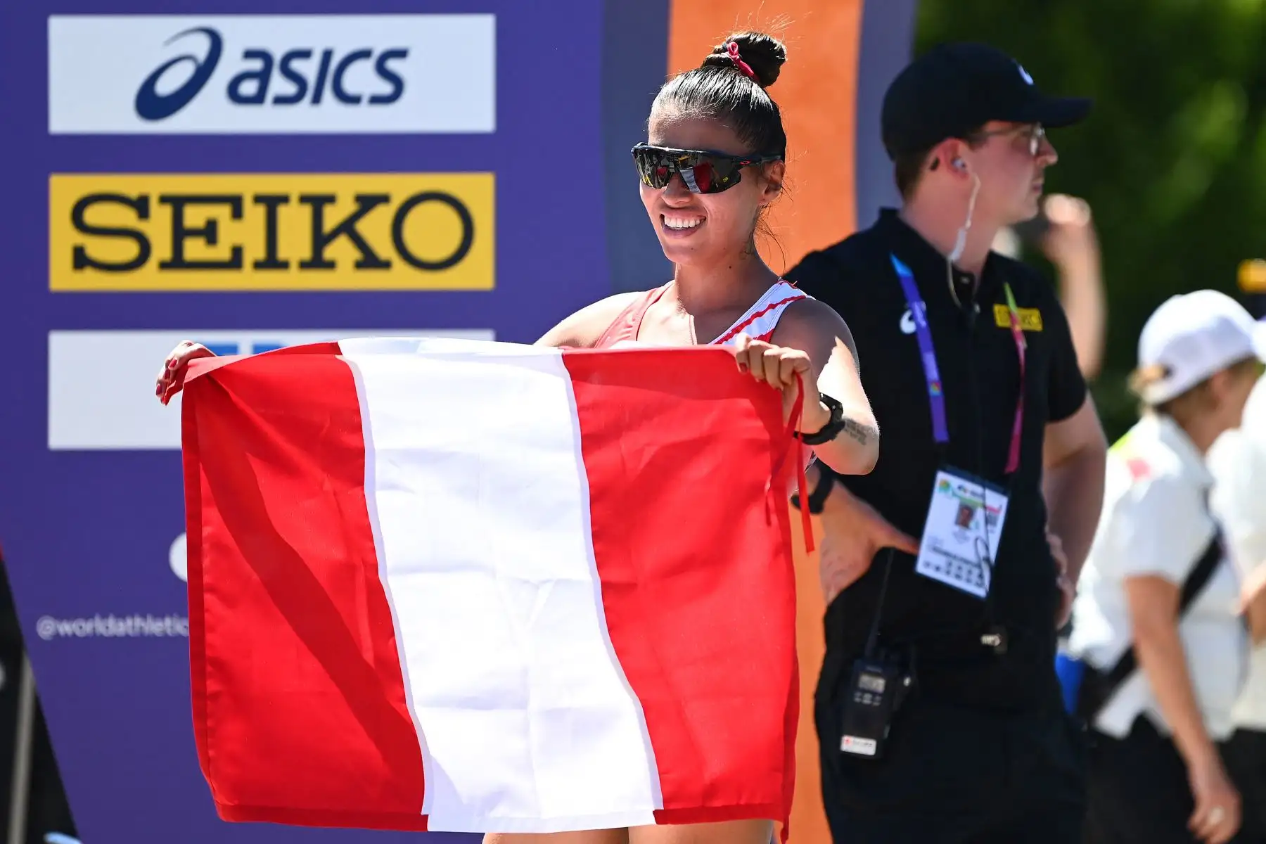 Kimberly García León del Equipo Perú celebra después de ganar el oro en la Final de Marcha de 20 Kilómetros de Mujeres el primer día del Campeonato Mundial de Atletismo Oregon22 en Hayward Field.
Foto: AFP
