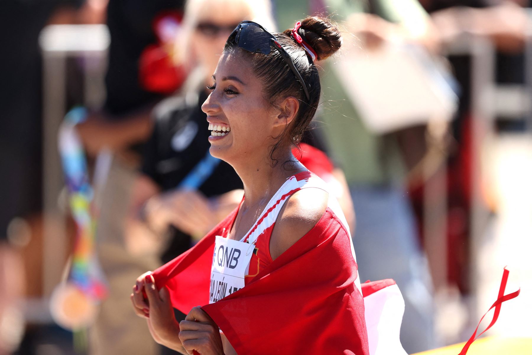 Kimberly García León del Equipo Perú celebra después de ganar el oro en la Final de Marcha de 20 Kilómetros de Mujeres el primer día del Campeonato Mundial de Atletismo Oregon22 en Hayward Field.
Foto: AFP