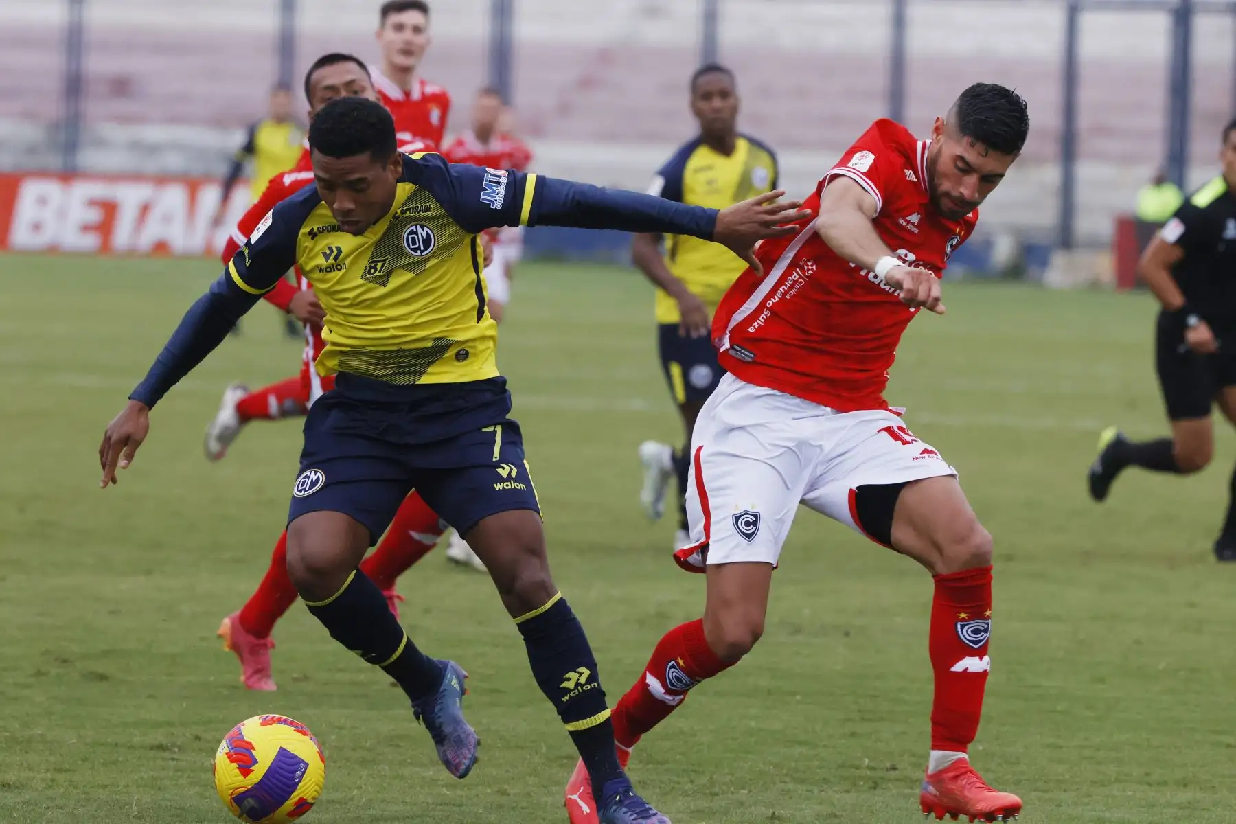 Jorge Bazán, jugador de Municipal disputa el balón ante  el jugador de Cienciano por la segunda fecha del Torneo Clausura Liga 1 en el Estadio Iván Elías Moreno de Villa el Salvador.
 Foto: ANDINA/ Melina Mejía