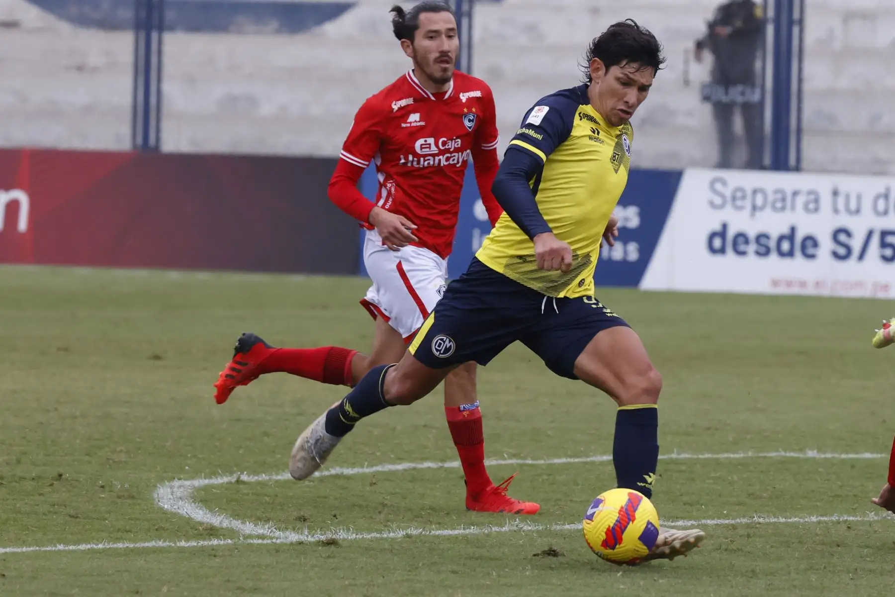 Roberto Ovelar, jugador de Municipal disputa el balón ante  el jugador de Cienciano por la segunda fecha del Torneo Clausura Liga 1 en el Estadio Iván Elías Moreno de Villa el Salvador.
 Foto: ANDINA/ Melina Mejía