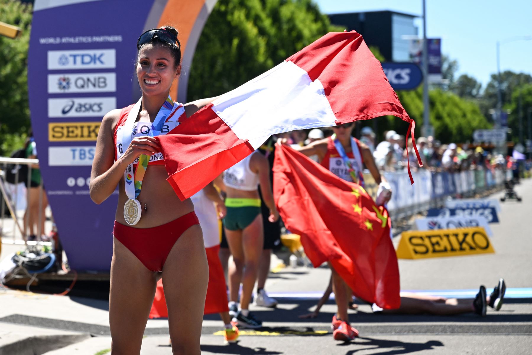 La peruana Kimberly García León celebra después de ganar la final de carrera de 20 km de mujeres durante el Campeonato Mundial de Atletismo en Eugene, Oregón.
Foto: AFP
