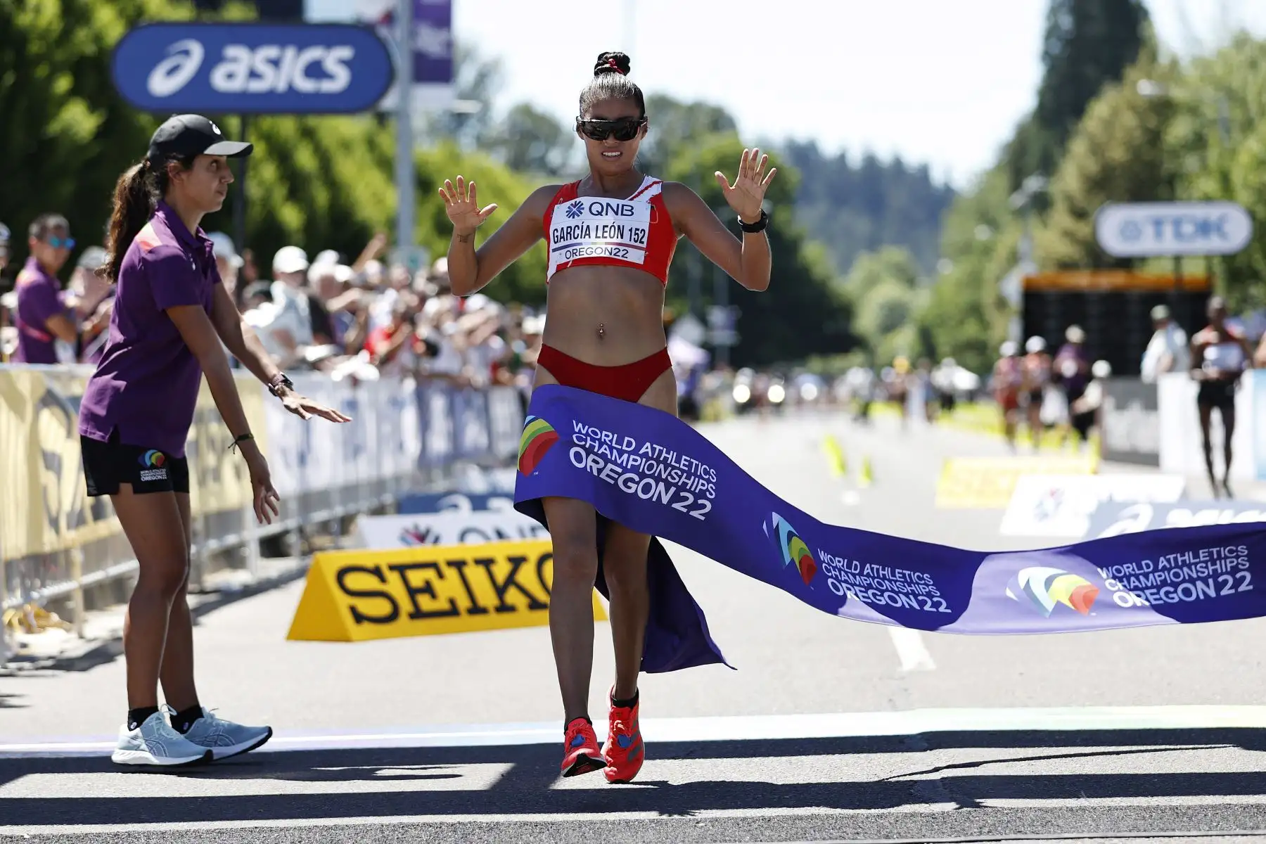 Kimberly García León celebra después de ganar el oro en la Final de Marcha de 20 Kilómetros de Mujeres el primer día del Campeonato Mundial de Atletismo Oregon22 en Hayward Field.
Foto: AFP