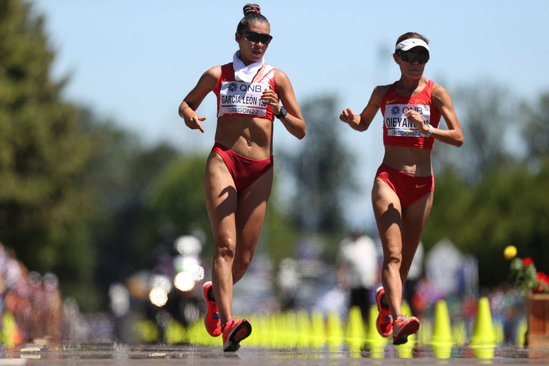 Kimberly García León del Equipo Perú y Shijie Qieyang del Equipo China compiten en la Final de la Carrera de 20 Kilómetros de Mujeres el primer día del Campeonato Mundial de Atletismo Oregon22 en Hayward Field.
Foto: AFP