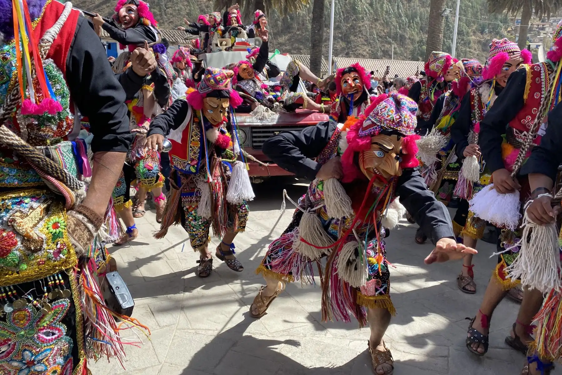 Con la entrada de la cuadrilla Qapaq Maqt’as se inició  la festividad de la sagrada imagen de la Virgen del Carmen de Paucartambo.
Los Maqt’as o bufones, quienes mantiene felices a los fieles y turistas, además hacen prevalecer el orden, salieron  a su fiel estilo por el puente colonial Carlos III.
Foto: ANDINA/Percy Hurtado Santillán