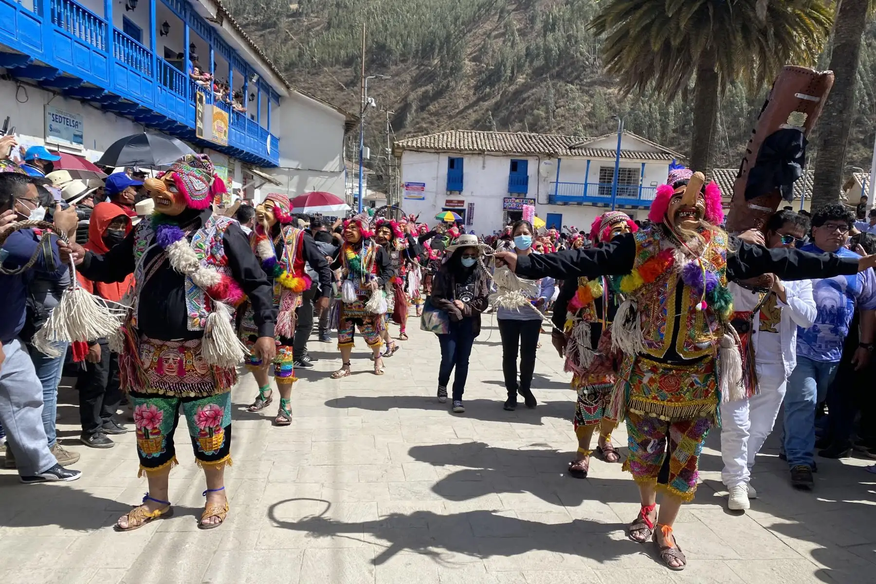 La ciudadanía, fieles y turistas que siguen esta arraigada tradición los recibieron en medio de gran algarabía la cual fue agradecida con el tradicional Yawar Unu ritual que consiste en darse de azotazos con huaracas en las piernas como penitencia por los pecados y a la vez confraternidad en al hermandad.
Foto: ANDINA/Percy Hurtado Santillán