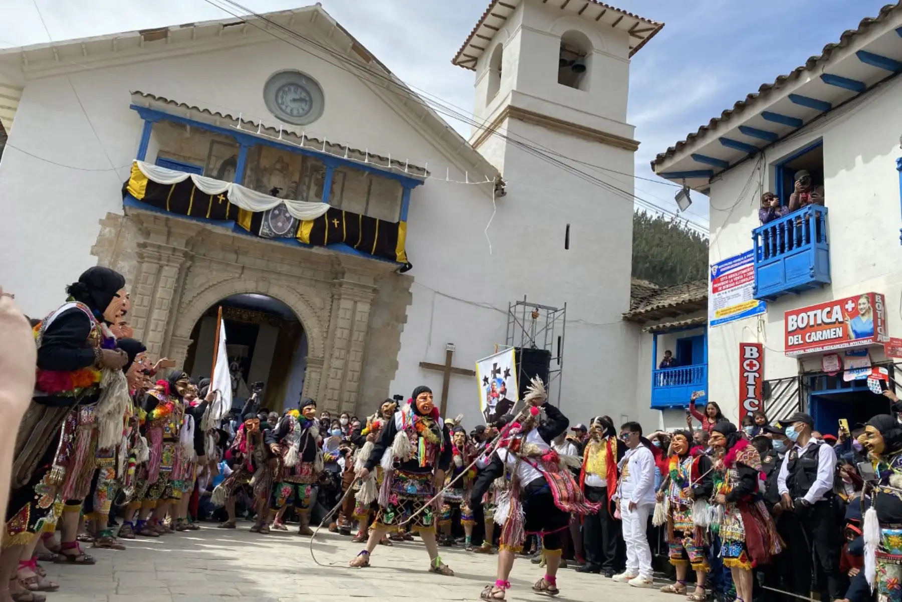 La ciudadanía, fieles y turistas que siguen esta arraigada tradición los recibieron en medio de gran algarabía la cual fue agradecida con el tradicional Yawar Unu ritual que consiste en darse de azotazos con huaracas en las piernas como penitencia por los pecados y a la vez confraternidad en al hermandad.
Foto: ANDINA/Percy Hurtado Santillán