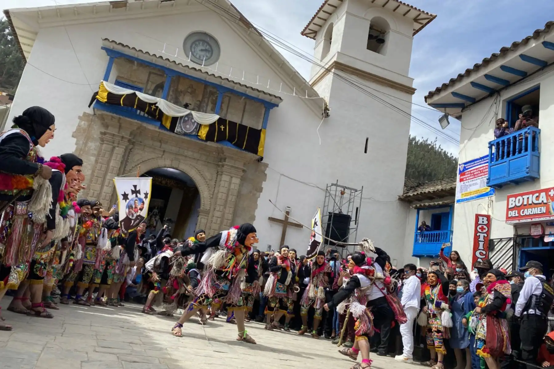 Con la entrada de la cuadrilla Qapaq Maqt’as se inició  la festividad de la sagrada imagen de la Virgen del Carmen de Paucartambo.
Los Maqt’as o bufones, quienes mantiene felices a los fieles y turistas, además hacen prevalecer el orden, salieron  a su fiel estilo por el puente colonial Carlos III.
Foto: ANDINA/Percy Hurtado Santillán