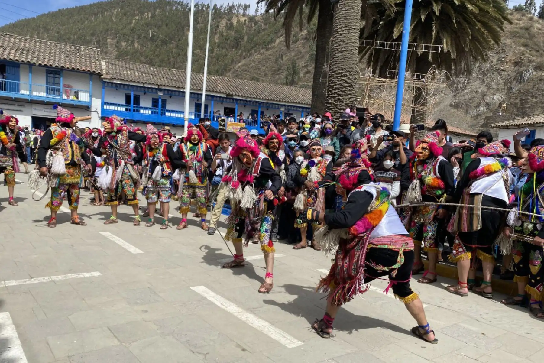 Con la entrada de la cuadrilla Qapaq Maqt’as se inició  la festividad de la sagrada imagen de la Virgen del Carmen de Paucartambo.
Los Maqt’as o bufones, quienes mantiene felices a los fieles y turistas, además hacen prevalecer el orden, salieron  a su fiel estilo por el puente colonial Carlos III.
Foto: ANDINA/Percy Hurtado Santillán