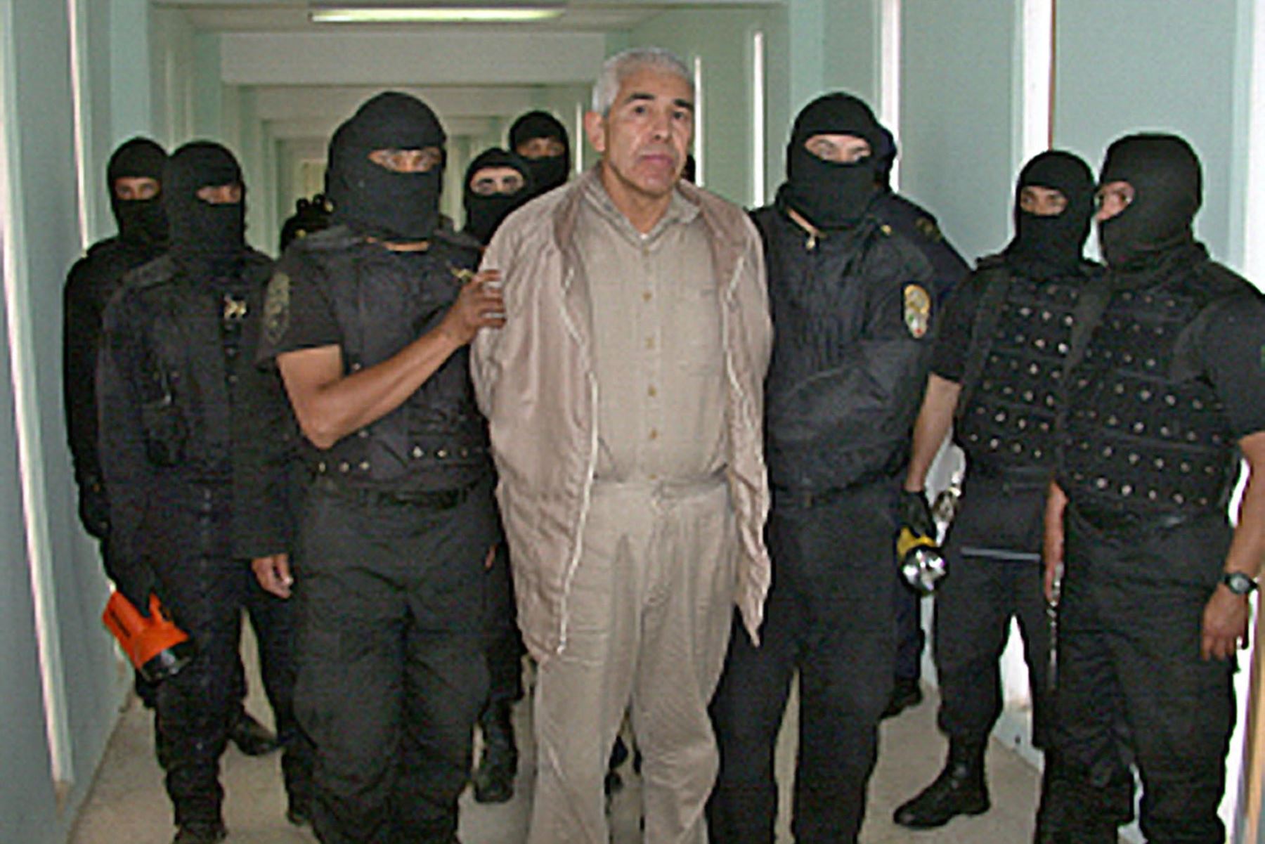 Agentes de seguridad escoltan al narcotraficante Rafael Caro Quintero, en el penal Puente Grande en Guadalajara, México (Imagen de archivo, 2005). Foto: AFP