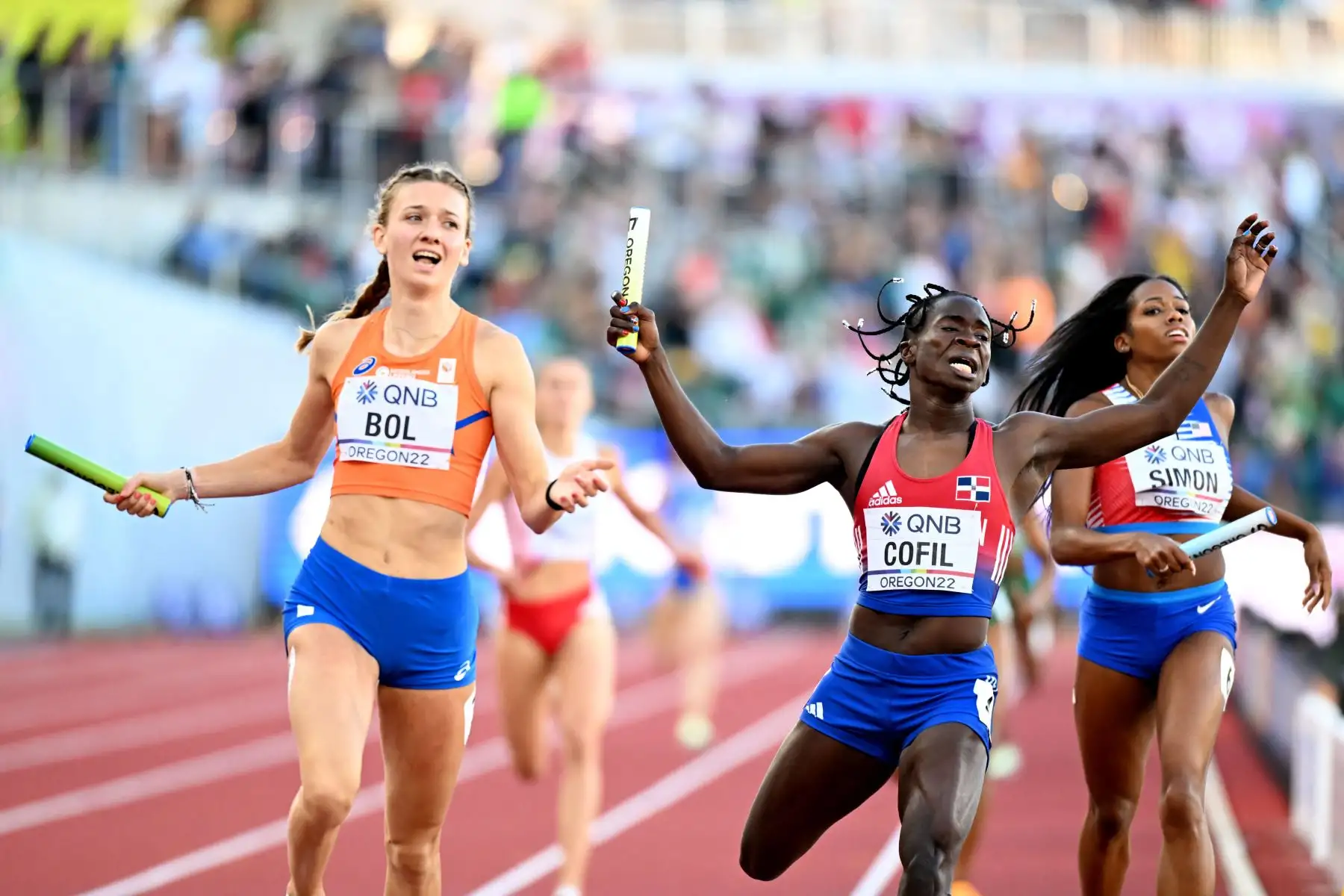 Femke Bol de Holanda, Fiordaliza Cofil de República Dominicana y Kennedy Simon de EE. UU. cruzan la línea de meta en la final de relevos mixtos de 4x400 m durante el Campeonato Mundial de Atletismo en Hayward Field en Eugene, Oregón.
Foto: AFP