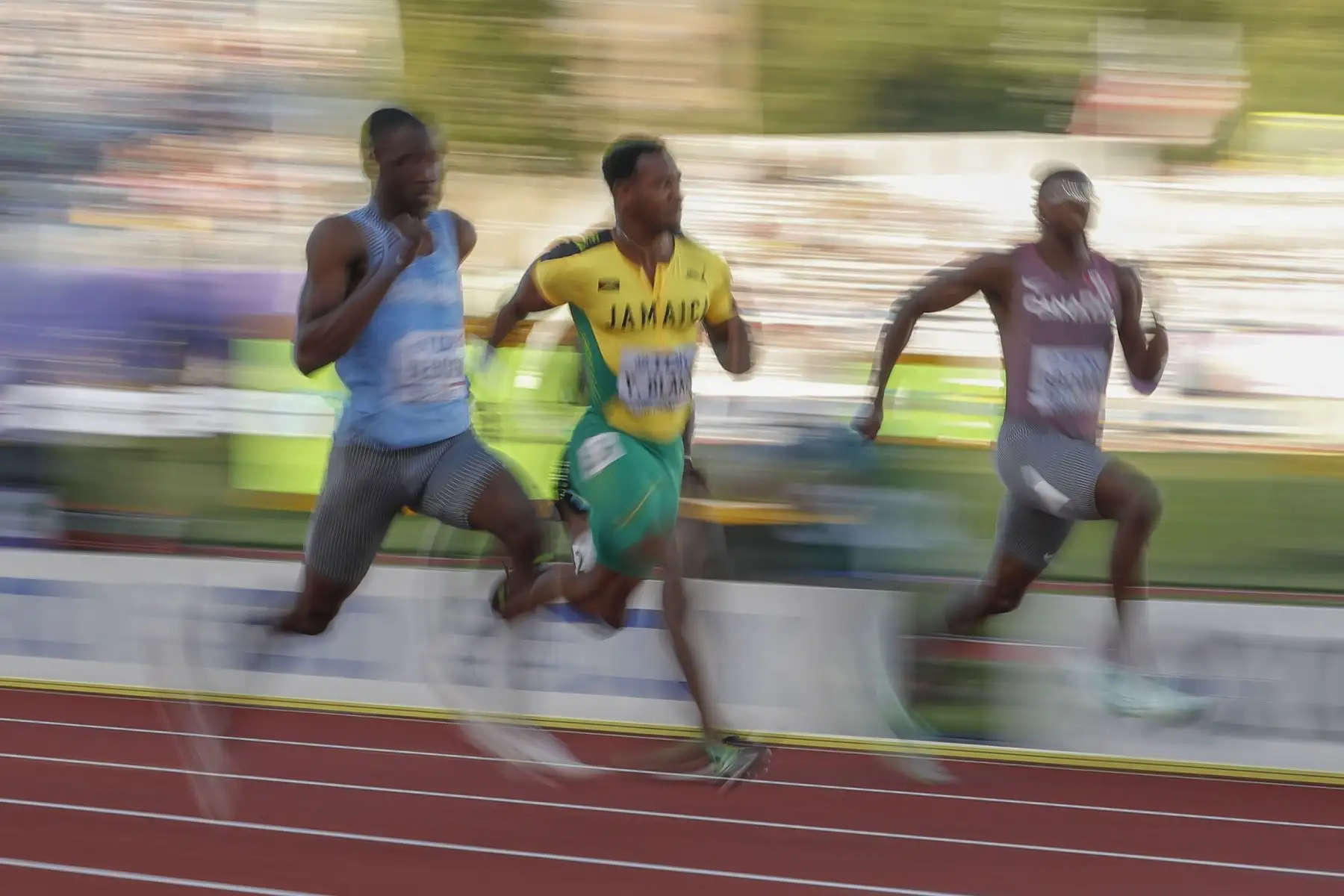 Letsile Tebogo de Botswana y Yohan Blake  de Jamaica compitiendo  en la serie 5 de los 100m masculino en los Campeonatos del Mundo de atletismo en el estadio Hayward Field en Eugene (Estados Unidos).
Foto: EFE