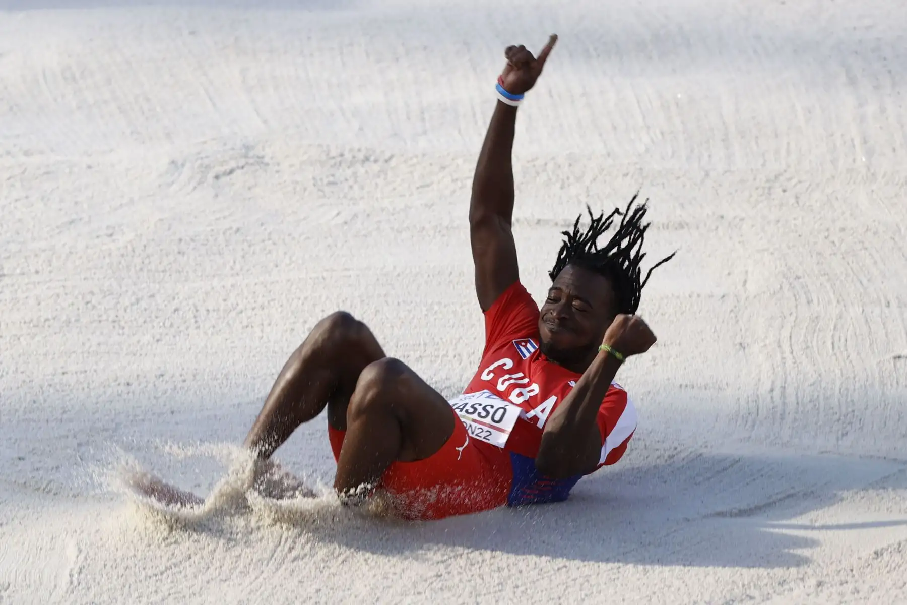 Maykel Masso de Cuba compite en salto de longitud masculino en los Campeonatos del Mundo de atletismo en el estadio Hayward Field en Eugene (Estados Unidos). 
Foto: EFE