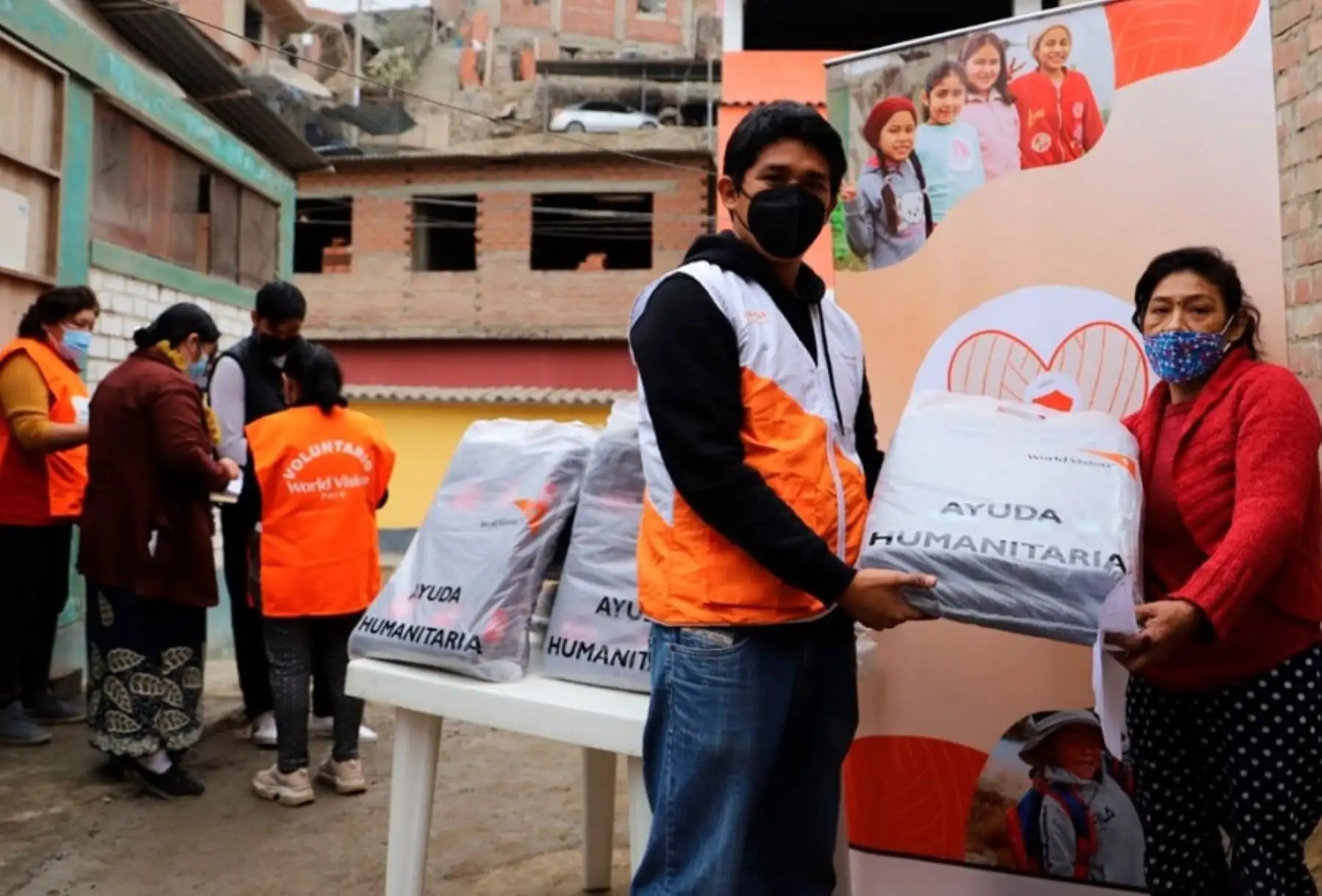 Más de 9,700 personas vulnerables, especialmente a familias con niños, niñas y adultos mayores, recibirán frazadas y ropa de abrigo en comunidades de Ayacucho, Huancavelica, Cusco y en el distrito de Villa María del Triunfo en Lima, como parte de la campaña “Abrigando con Ternura” que lanzó la ONG internacional World Vision Perú.