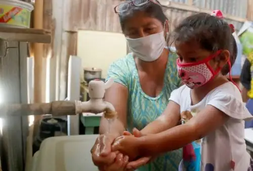 El Ministerio de Vivienda, Construcción y Saneamiento transferirá hasta S/ 5 millones 785 mil 531 a empresas prestadoras de servicios de saneamiento de Puno y Piura para garantizar la continuidad de dos obras de agua y alcantarillado, a favor de 25 mil 980 habitantes de ambas regiones.