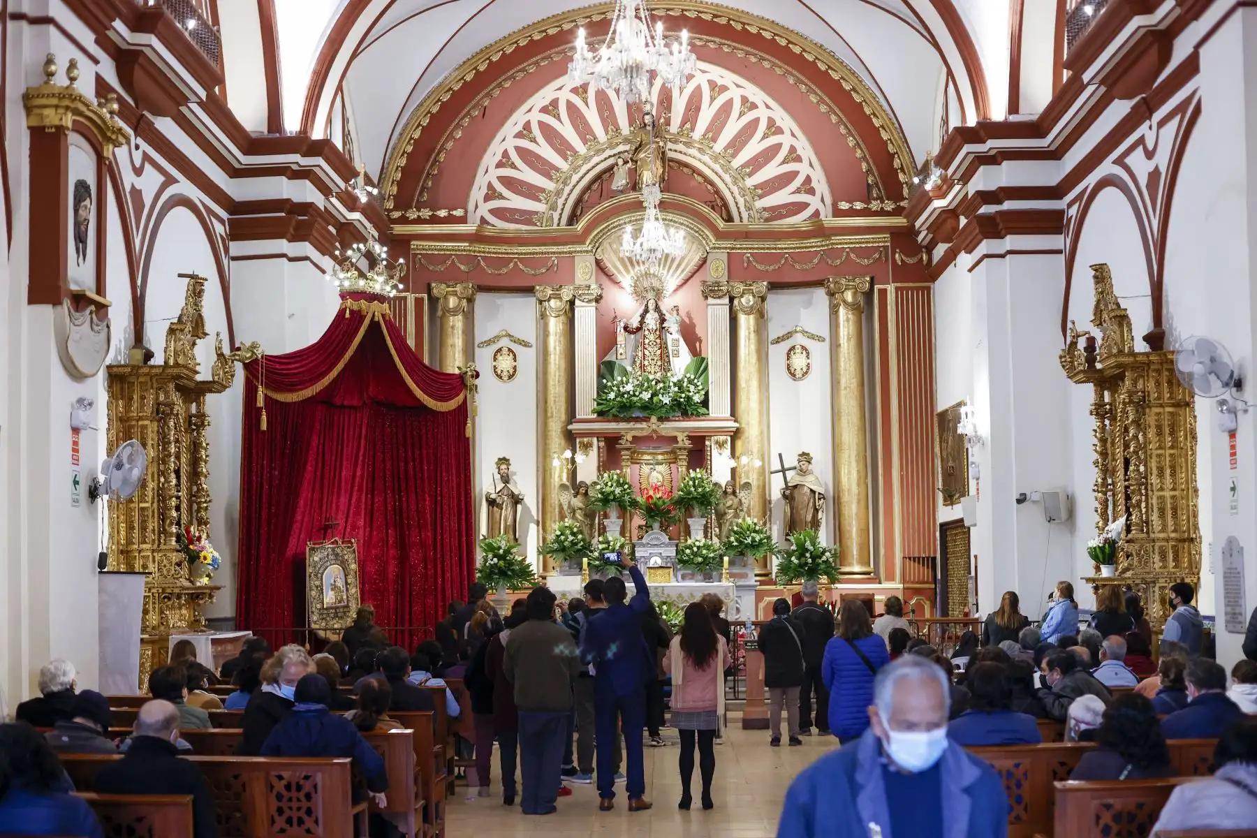 Cientos de fieles participan en la procesión en honor a la  Santísima Virgen del Carmen de Lima. Los fieles se reencuentran en el Santuario Mariano Arquidiocesano de la Santísima Virgen del Carmen de Lima tras 2 años de ausencia a raíz de la pandemia covid- 19.
Foto: ANDINA / Carla Patiño Ramírez