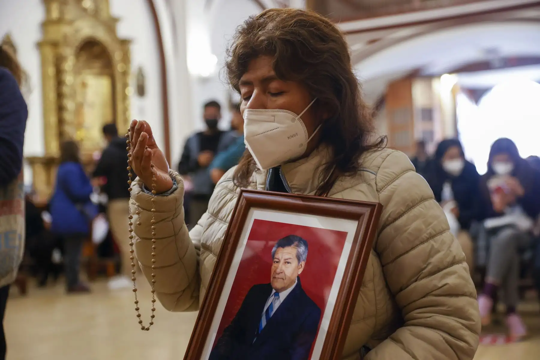 Cientos de fieles participan en la procesión en honor a la  Santísima Virgen del Carmen de Lima. Los fieles se reencuentran en el Santuario Mariano Arquidiocesano de la Santísima Virgen del Carmen de Lima tras 2 años de ausencia a raíz de la pandemia covid- 19.
Foto: ANDINA / Carla Patiño Ramírez