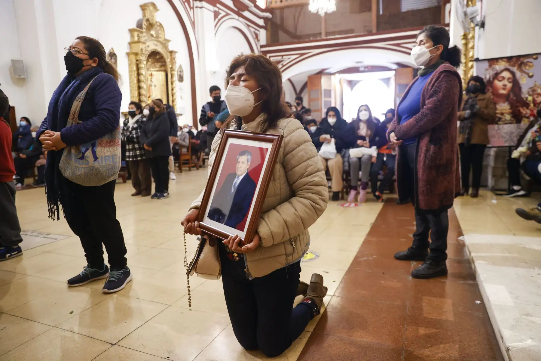 Cientos de fieles participan en la procesión en honor a la  Santísima Virgen del Carmen de Lima. Los fieles se reencuentran en el Santuario Mariano Arquidiocesano de la Santísima Virgen del Carmen de Lima tras 2 años de ausencia a raíz de la pandemia covid- 19.
Foto: ANDINA / Carla Patiño Ramírez