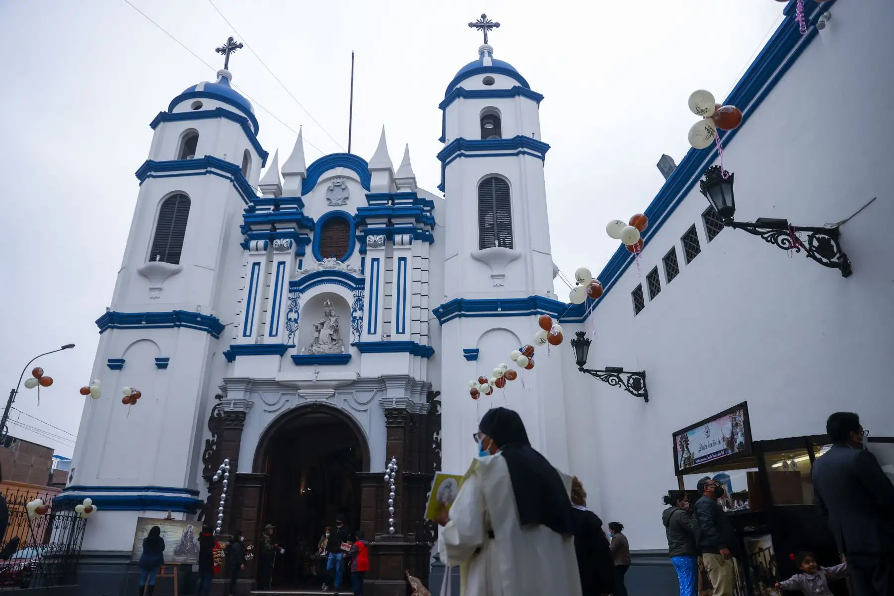 Cientos de fieles participan en la procesión en honor a la  Santísima Virgen del Carmen de Lima. Los fieles se reencuentran en el Santuario Mariano Arquidiocesano de la Santísima Virgen del Carmen de Lima tras 2 años de ausencia a raíz de la pandemia covid- 19.
Foto: ANDINA / Carla Patiño Ramírez