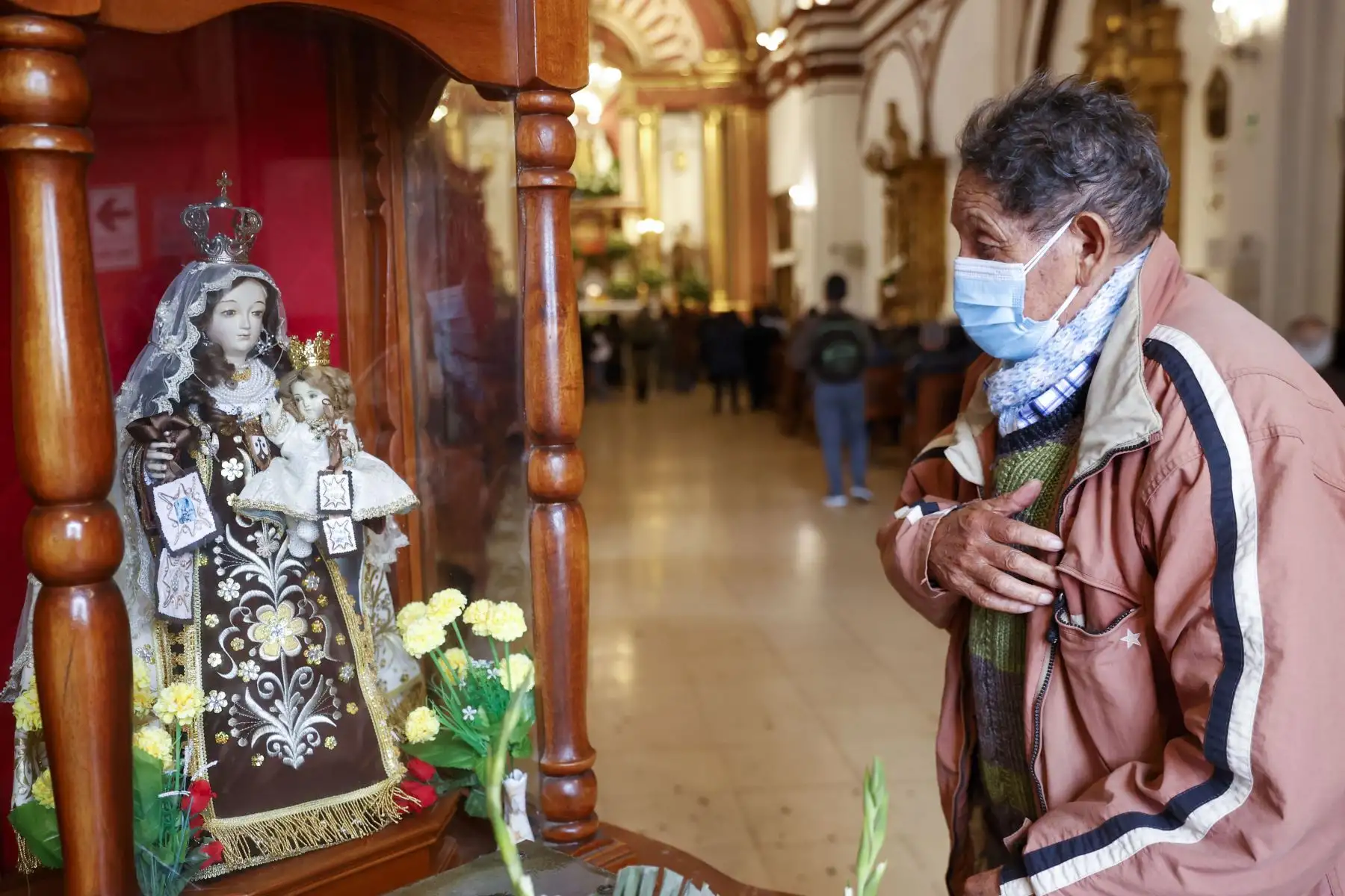 Cientos de fieles participan en la procesión en honor a la  Santísima Virgen del Carmen de Lima. Los fieles se reencuentran en el Santuario Mariano Arquidiocesano de la Santísima Virgen del Carmen de Lima tras 2 años de ausencia a raíz de la pandemia covid- 19.
Foto: ANDINA / Carla Patiño Ramírez