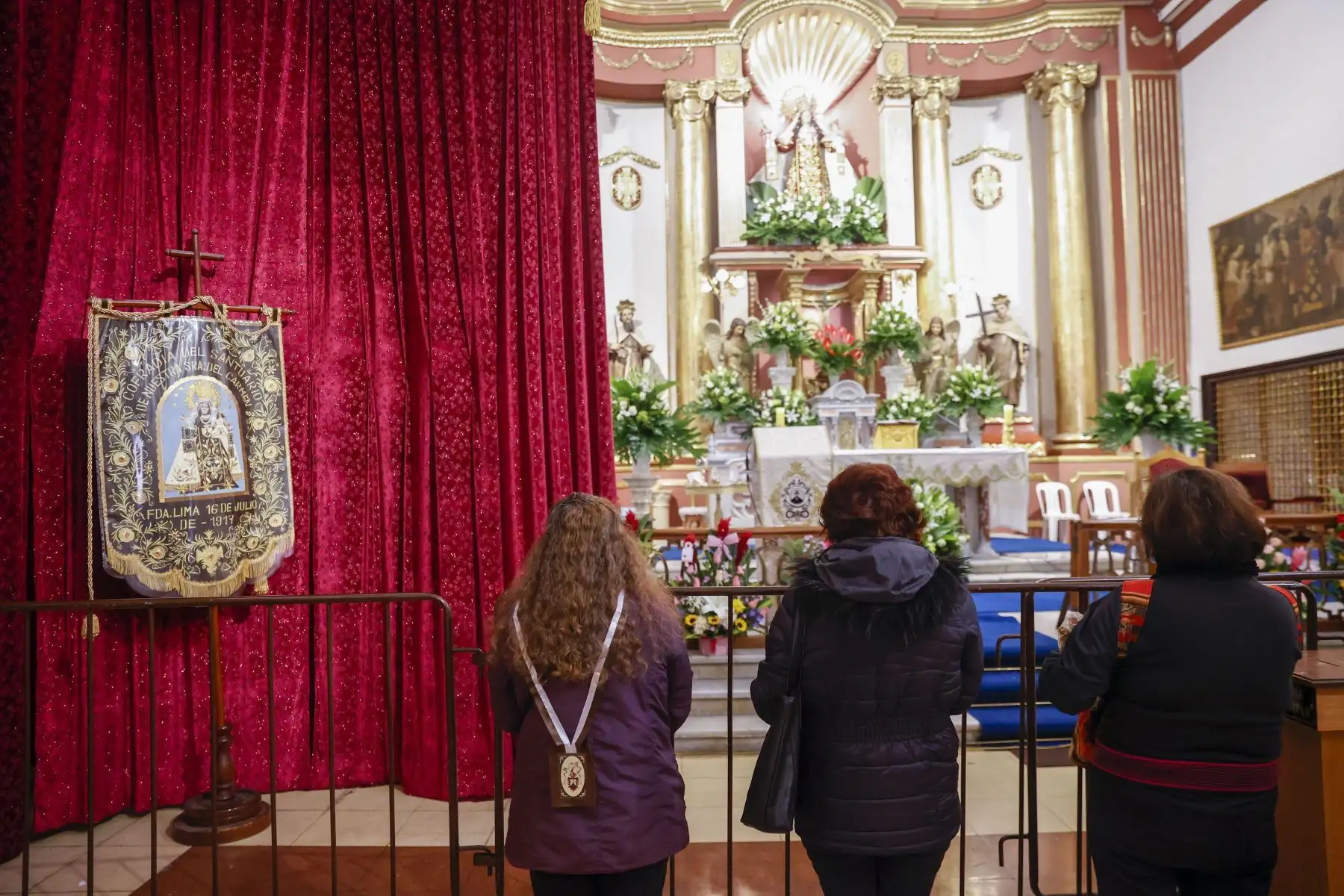 Cientos de fieles participan en la procesión en honor a la  Santísima Virgen del Carmen de Lima. Los fieles se reencuentran en el Santuario Mariano Arquidiocesano de la Santísima Virgen del Carmen de Lima tras 2 años de ausencia a raíz de la pandemia covid- 19.
Foto: ANDINA / Carla Patiño Ramírez