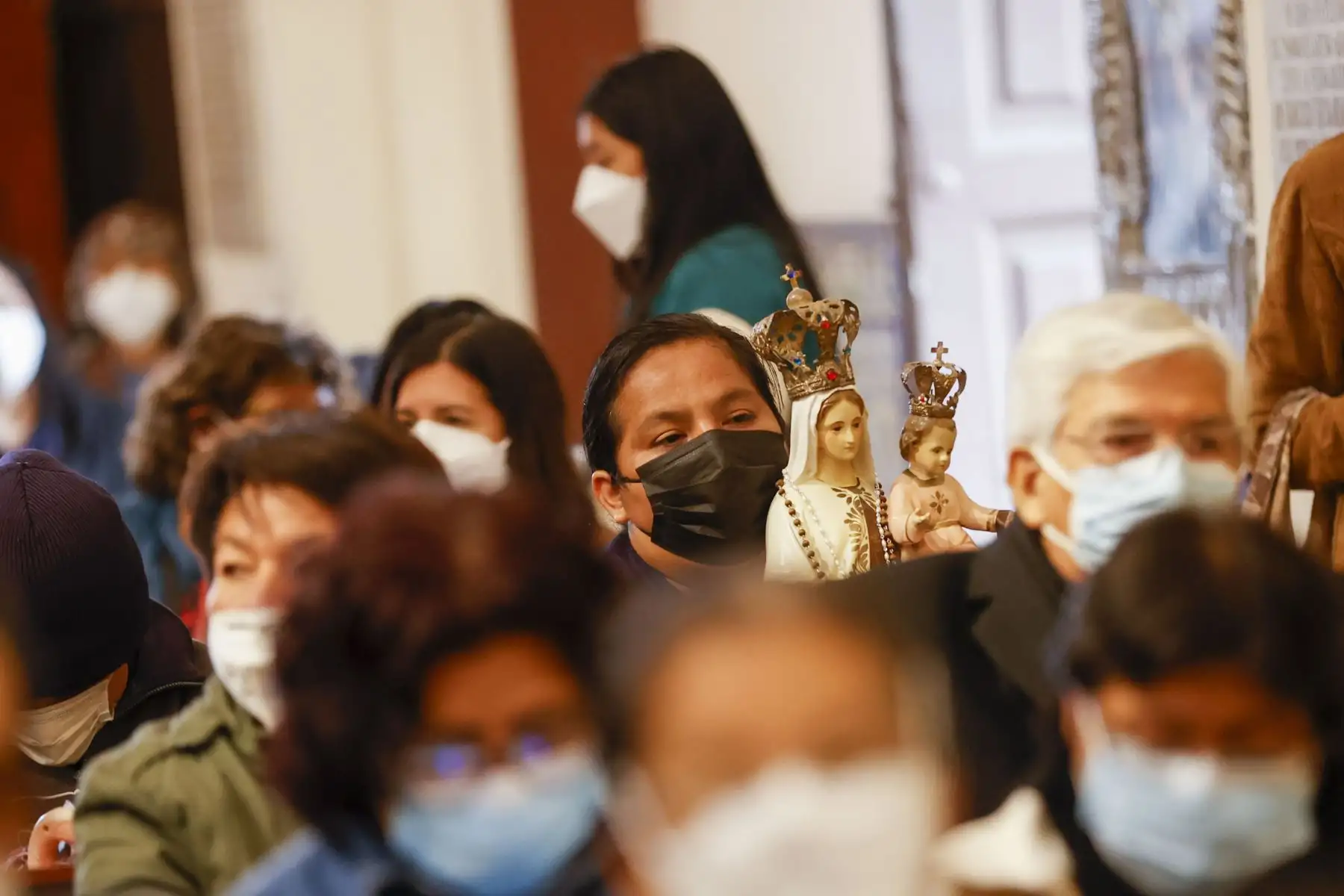 Cientos de fieles participan en la procesión en honor a la  Santísima Virgen del Carmen de Lima. Los fieles se reencuentran en el Santuario Mariano Arquidiocesano de la Santísima Virgen del Carmen de Lima tras 2 años de ausencia a raíz de la pandemia covid- 19.
Foto: ANDINA / Carla Patiño Ramírez