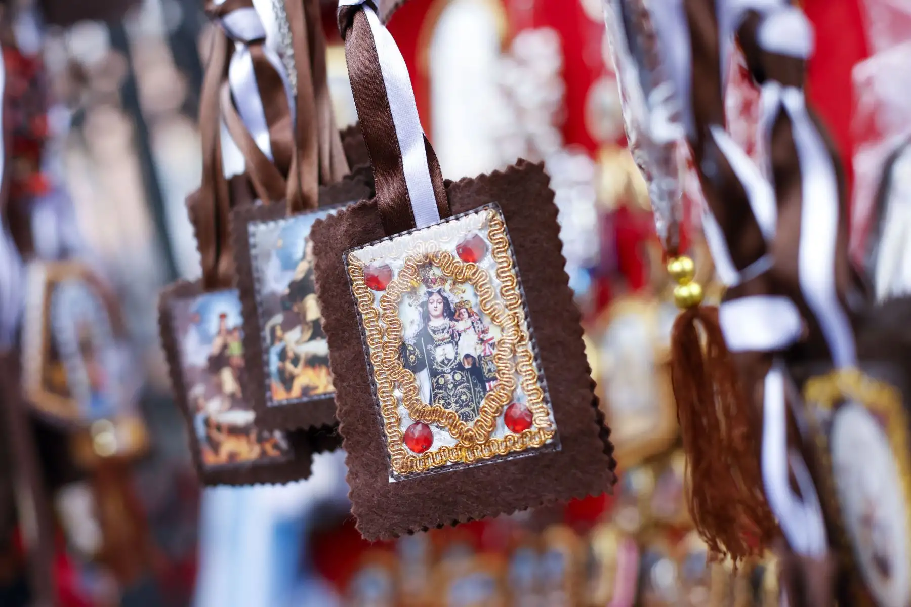 Cientos de fieles participan en la procesión en honor a la  Santísima Virgen del Carmen de Lima. Los fieles se reencuentran en el Santuario Mariano Arquidiocesano de la Santísima Virgen del Carmen de Lima tras 2 años de ausencia a raíz de la pandemia covid- 19.
Foto: ANDINA / Carla Patiño Ramírez
