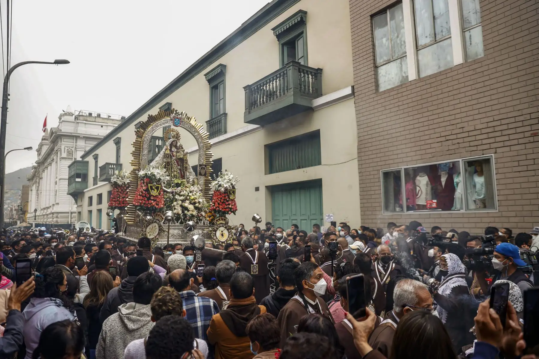 Cientos de fieles participan en la procesión en honor a la  Santísima Virgen del Carmen de Lima. Los fieles se reencuentran en el Santuario Mariano Arquidiocesano de la Santísima Virgen del Carmen de Lima tras 2 años de ausencia a raíz de la pandemia covid- 19.
Foto: ANDINA / Carla Patiño Ramírez