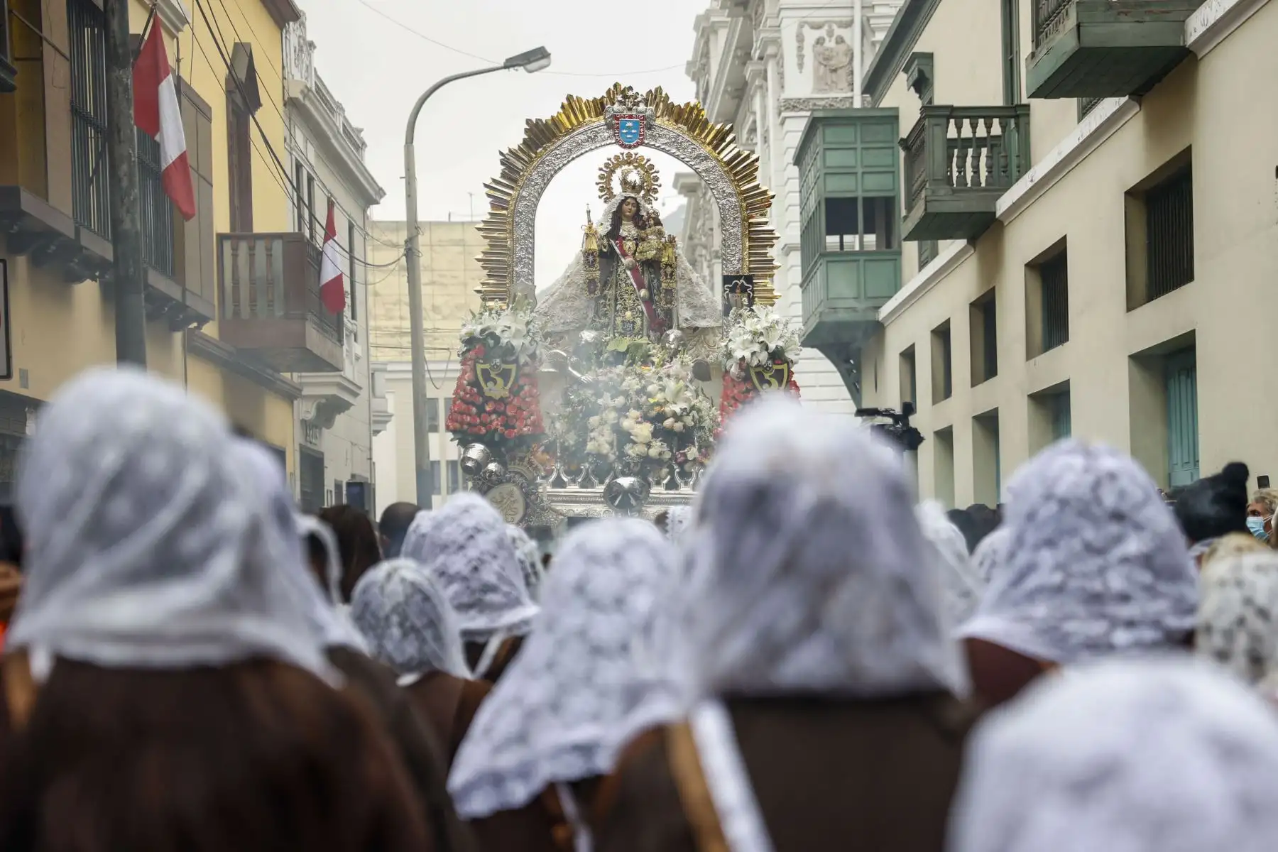 Cientos de fieles participan en la procesión en honor a la  Santísima Virgen del Carmen de Lima. Los fieles se reencuentran en el Santuario Mariano Arquidiocesano de la Santísima Virgen del Carmen de Lima tras 2 años de ausencia a raíz de la pandemia covid- 19.
Foto: ANDINA / Carla Patiño Ramírez