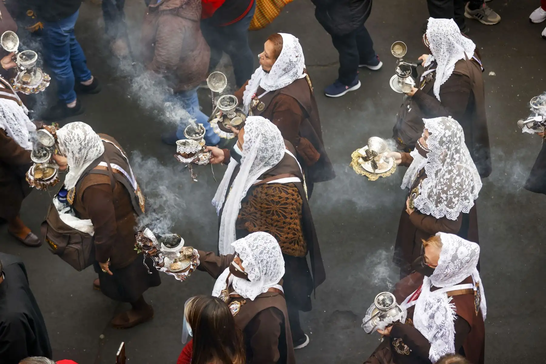 Cientos de fieles participan en la procesión en honor a la  Santísima Virgen del Carmen de Lima. Los fieles se reencuentran en el Santuario Mariano Arquidiocesano de la Santísima Virgen del Carmen de Lima tras 2 años de ausencia a raíz de la pandemia covid- 19.
Foto: ANDINA / Carla Patiño Ramírez