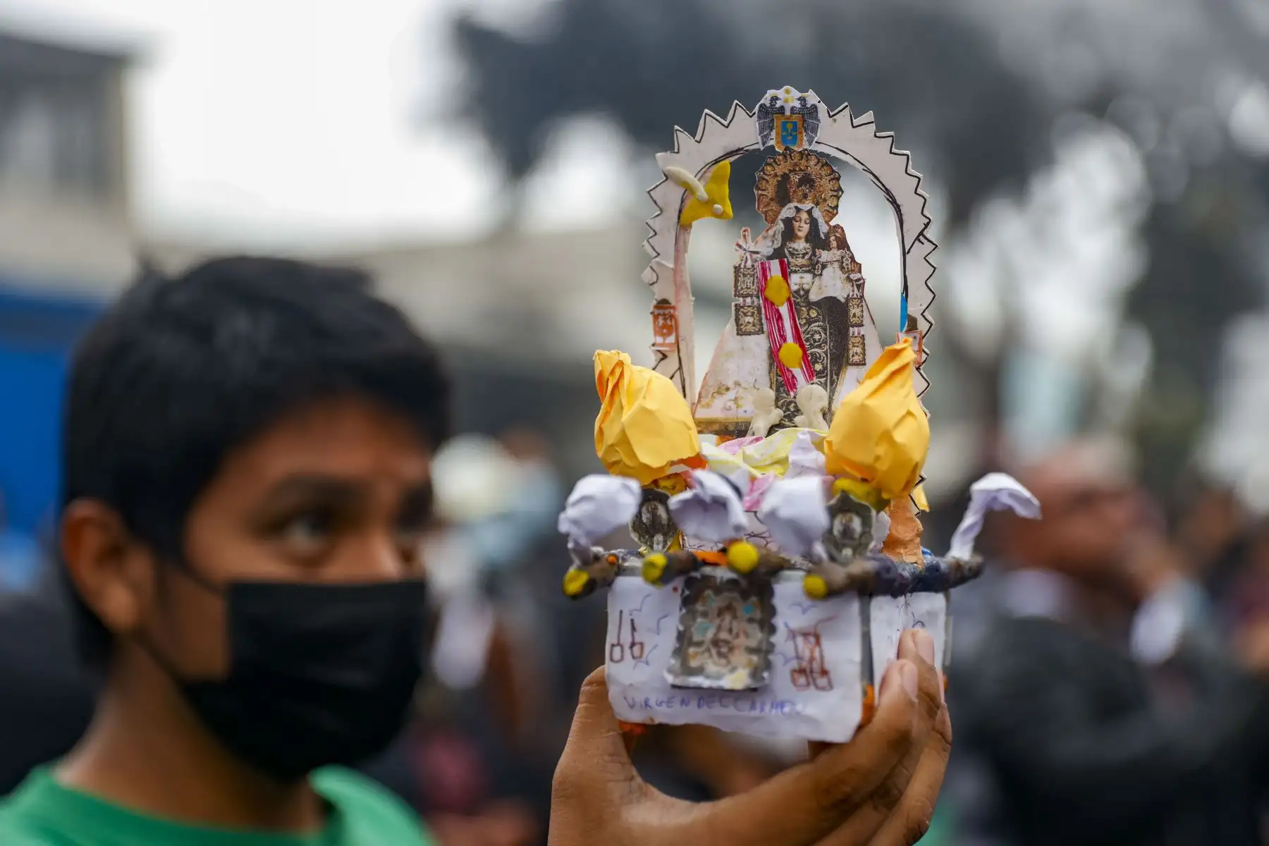 Cientos de fieles participan en la procesión en honor a la  Santísima Virgen del Carmen de Lima. Los fieles se reencuentran en el Santuario Mariano Arquidiocesano de la Santísima Virgen del Carmen de Lima tras 2 años de ausencia a raíz de la pandemia covid- 19.
Foto: ANDINA / Carla Patiño Ramírez