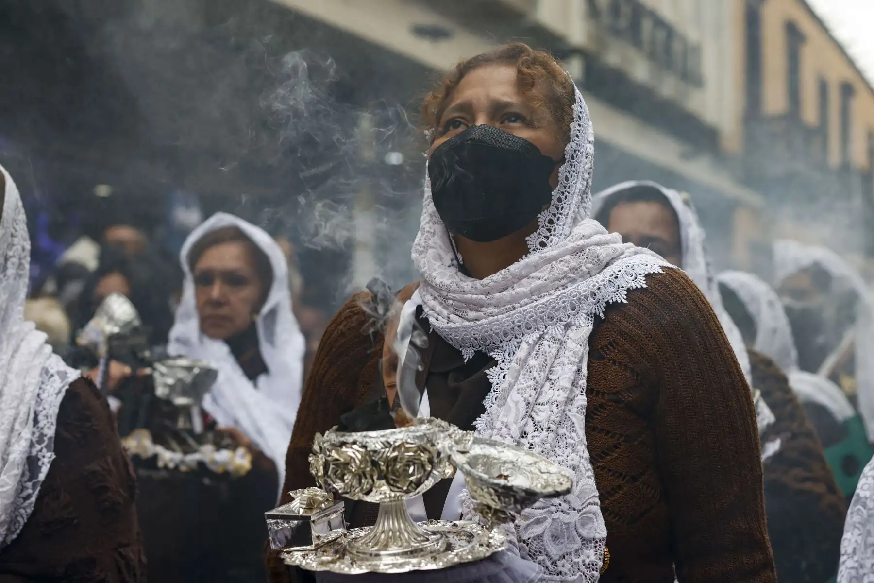 Cientos de fieles participan en la procesión en honor a la  Santísima Virgen del Carmen de Lima. Los fieles se reencuentran en el Santuario Mariano Arquidiocesano de la Santísima Virgen del Carmen de Lima tras 2 años de ausencia a raíz de la pandemia covid- 19.
Foto: ANDINA / Carla Patiño Ramírez