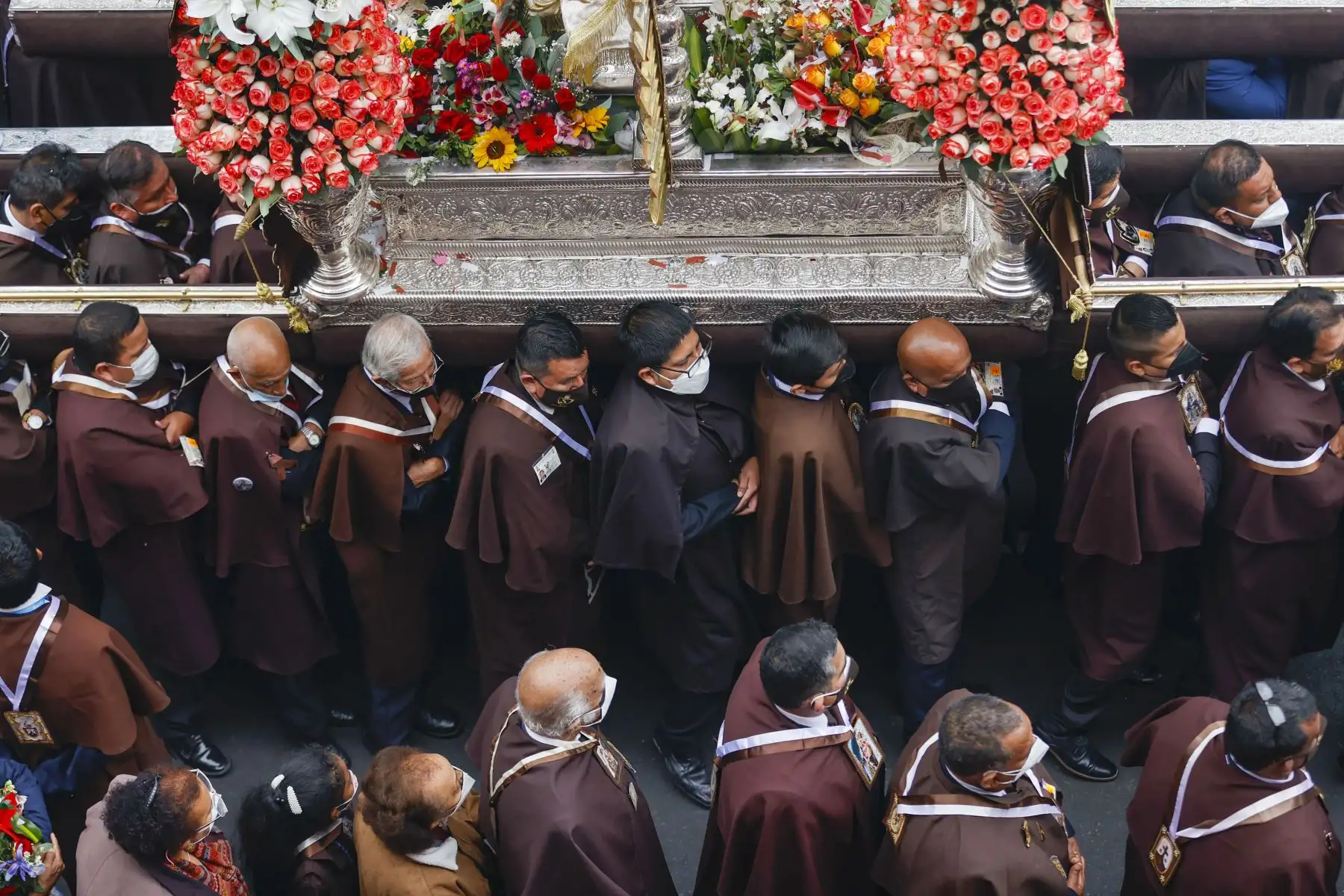 Cientos de fieles participan en la procesión en honor a la  Santísima Virgen del Carmen de Lima. Los fieles se reencuentran en el Santuario Mariano Arquidiocesano de la Santísima Virgen del Carmen de Lima tras 2 años de ausencia a raíz de la pandemia covid- 19.
Foto: ANDINA / Carla Patiño Ramírez