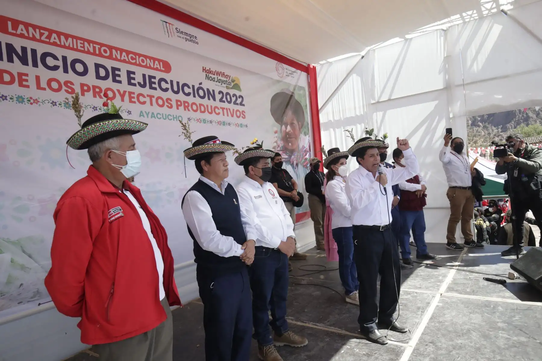 Presidente  Pedro Castillo, llega a la región Ayacucho para  participar del lanzamiento de la ejecución de nuevos proyectos productivos, en el centro poblado de Ccayarpachi, Santiago de Pischa, Huamanga.
Foto: ANDINA/Prensa Presidencia