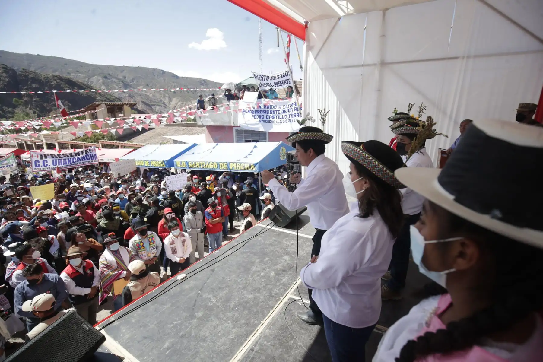 Presidente  Pedro Castillo, llega a la región Ayacucho para  participar del lanzamiento de la ejecución de nuevos proyectos productivos, en el centro poblado de Ccayarpachi, Santiago de Pischa, Huamanga.
Foto: ANDINA/Prensa Presidencia